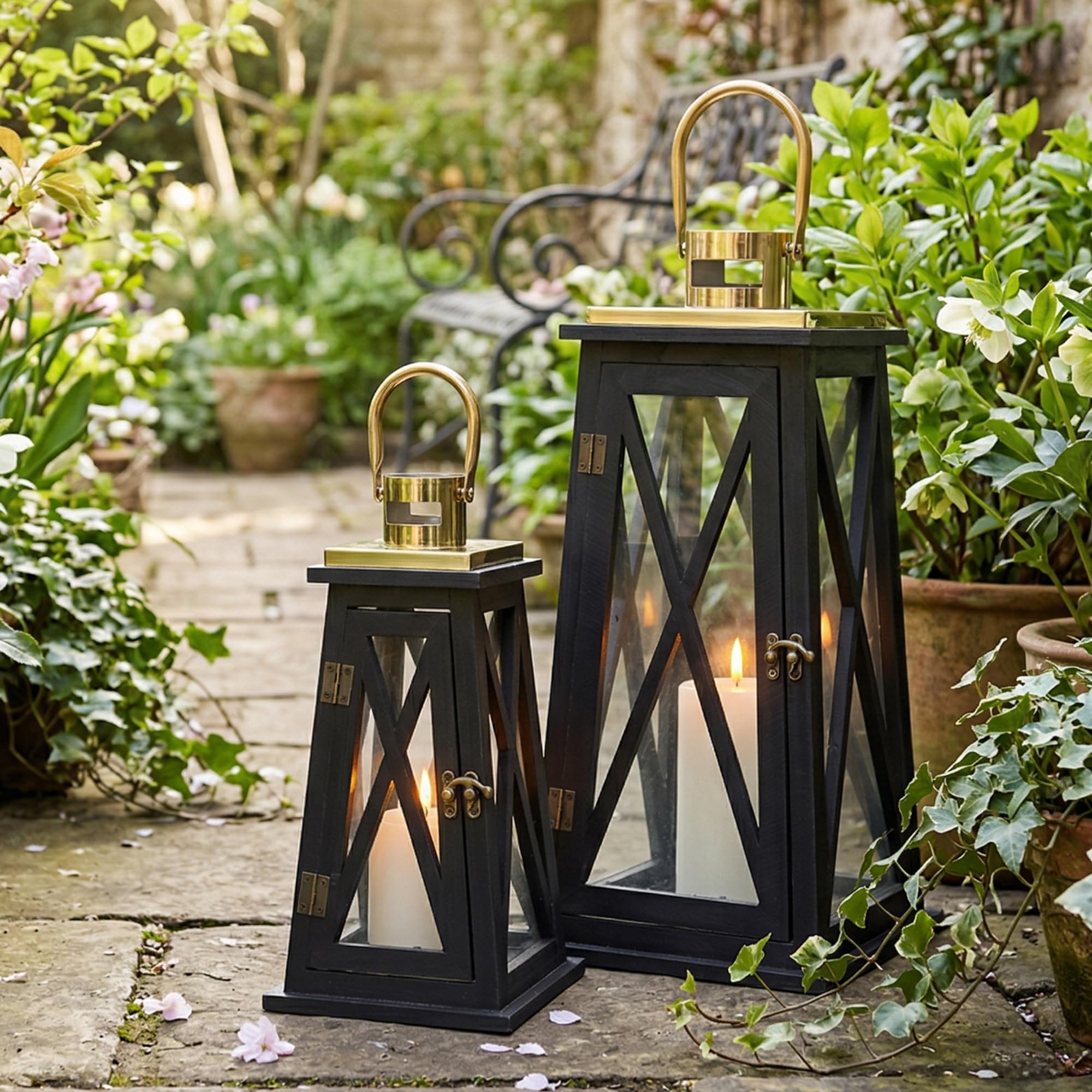 TRIROCKS Set di 2 Lanterne in Legno Stile Rustico 55 cm & 40 cm Alte, Portacandele Decorativi con Vetro Temperato per Decorazioni Casa, Natale, Matrimonio, Esterni (Trapezoidale Nera)