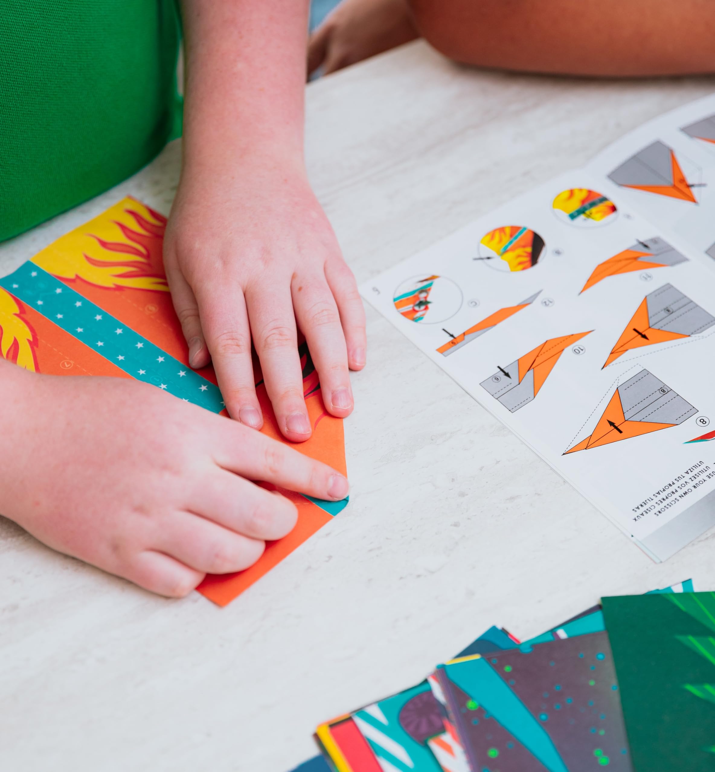 Totally Paper Planes - Juego de arte de origami para doblar y volar en caja de recuerdos para hacer y volar 8