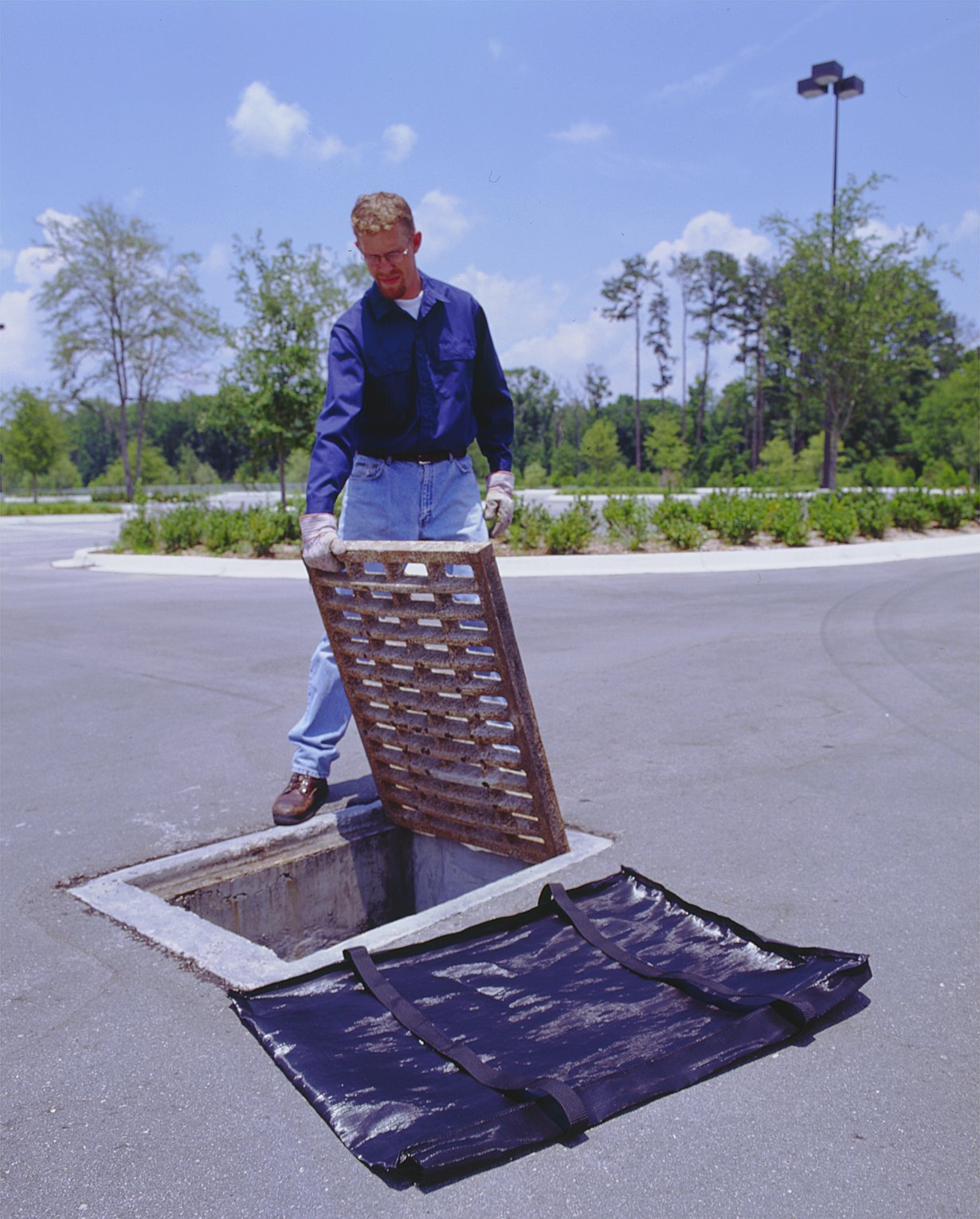 Brady USA MRO300 15'' x 19'' SPC MRO Plus Gray 3-Ply Meltblown Polypropylene Dimpled Perforated Medium Weight Sorbent Pad, English, 15.34 fl. oz, Plastic, 1