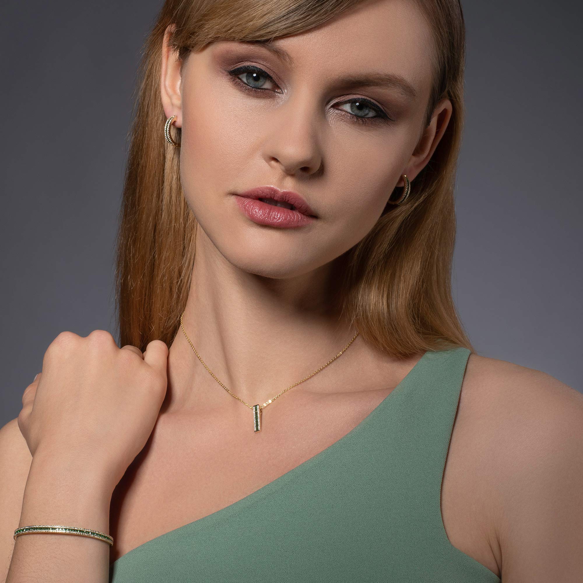 namana Armreif in Blau, Grün oder Bunt für Damen, Manschettenarmband in Silber oder Gold für Frauen mit blauen, grünen oder mehrfarbigen Steinen, Offener Armreif mit Geschenkbox
