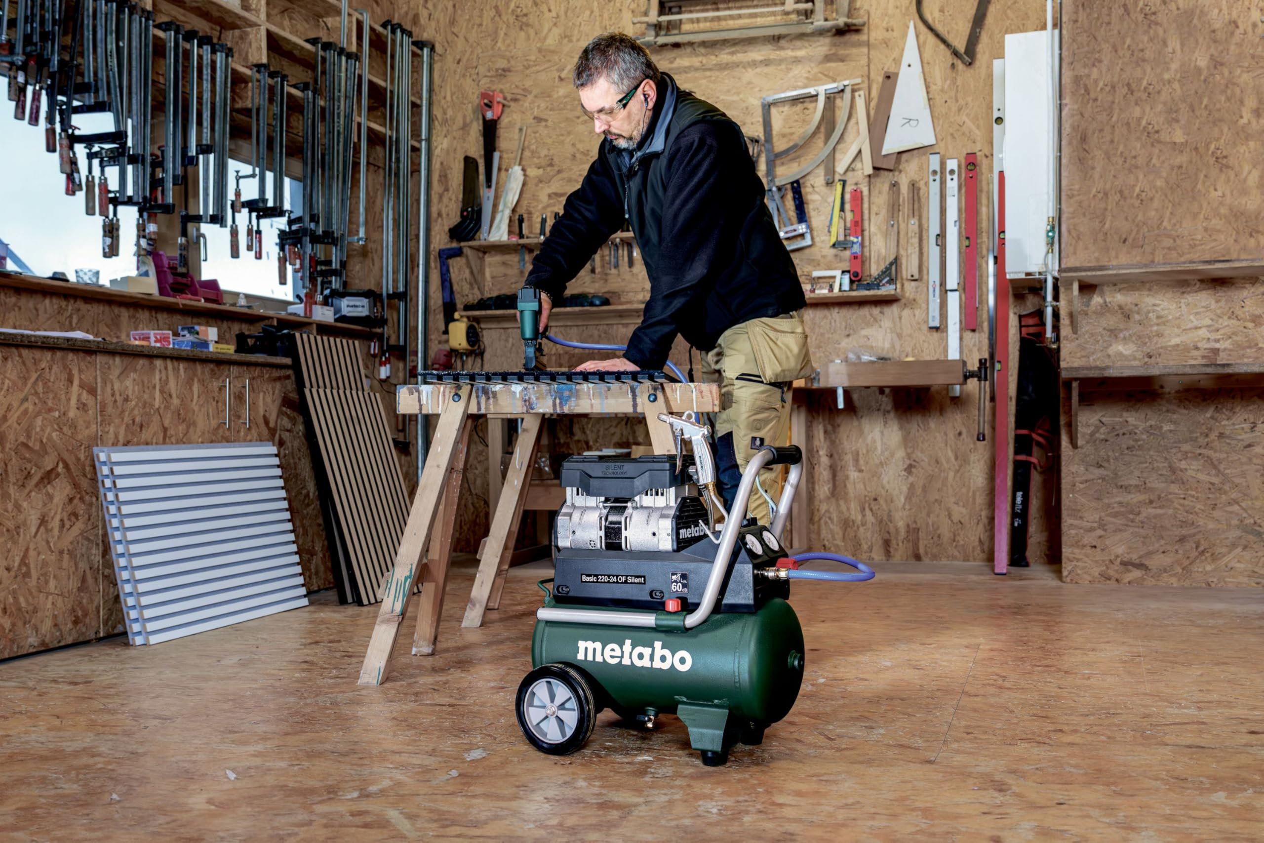 metabo Kompressor Basic 220-24 OF Silent - 24L Kessel, 8 bar Druck, 110 l/min Füllleistung - Ölfrei, leise, mobiler Werkstatt-Kompressor für Heimwerker & Profis - Inkl. Schnellkupplung und Zuggriff