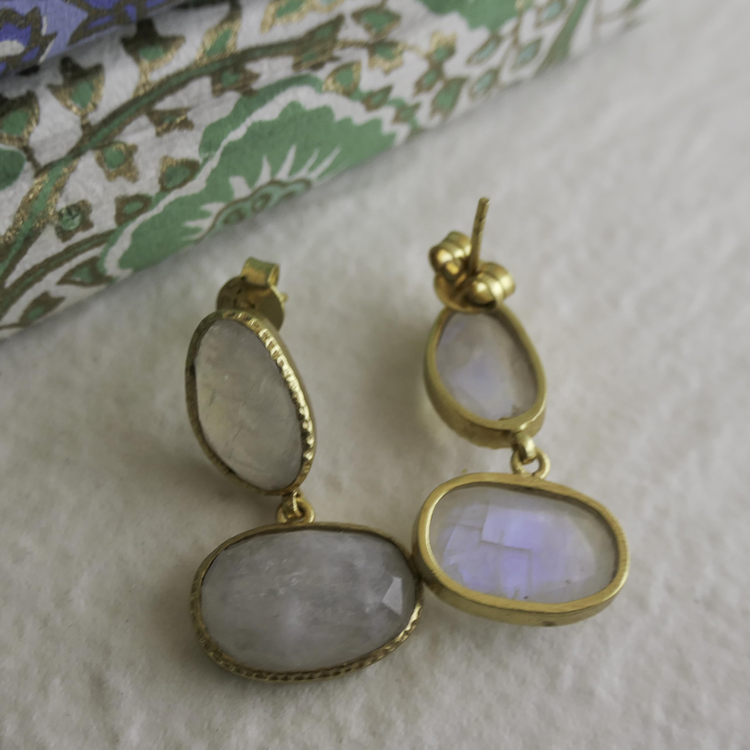 Pendientes colgantes de plata de ley bañada en oro con piedra lunar (piedra preciosa natural)