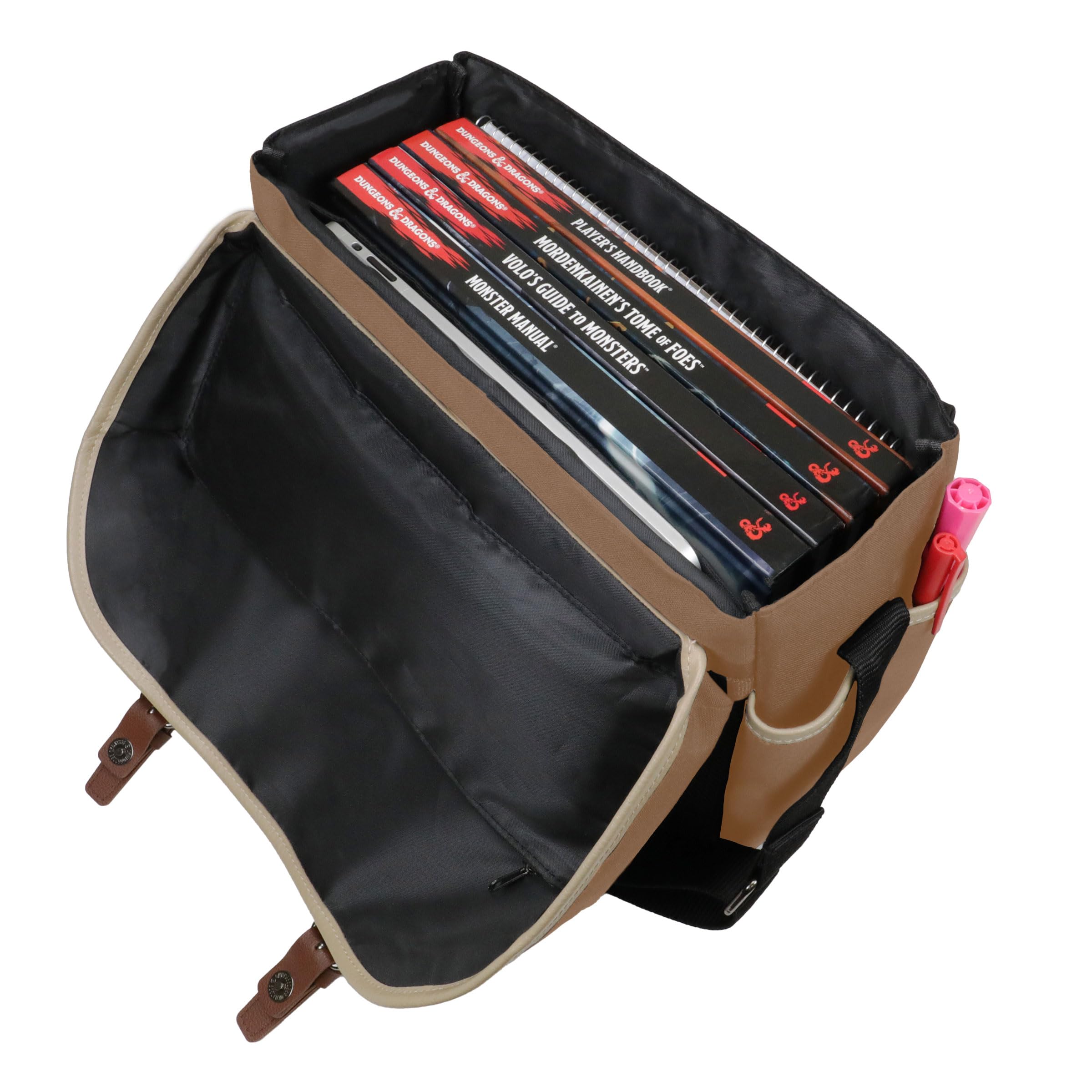 ENHANCE Sac DND Édition Designer - Sac Messager Élégant pour Joueur de RPG Donjons et Dragons, Compatible avec Manuel, Classeurs, dés et Accessoires, avec Housse et Poches pour Tablette (Tanné)