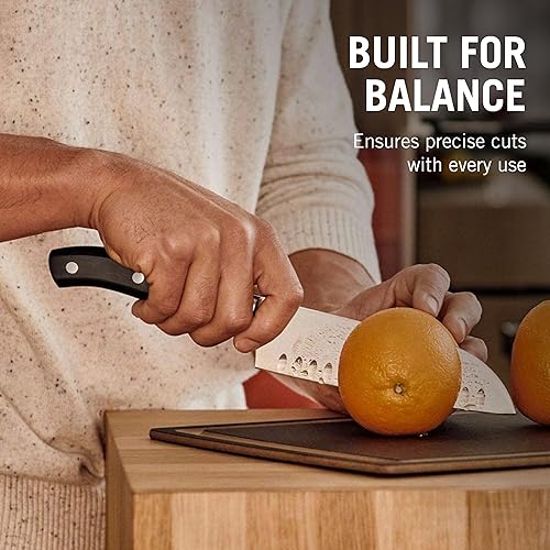 Miniatura 5 de Victorinox Grand Maitre Santoku - Cuchillo de cortar ergonómico y afilado para artículos esenciales de cocina, mango negro, borde Granton, 7 pulgadas