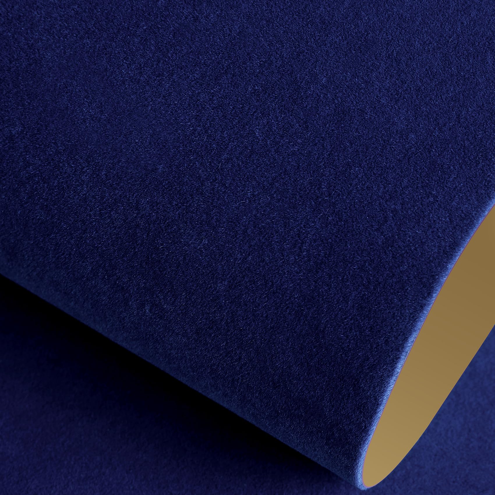 Papier peint bleu auto-adhésif pour relooker facilement un meuble ou un casier