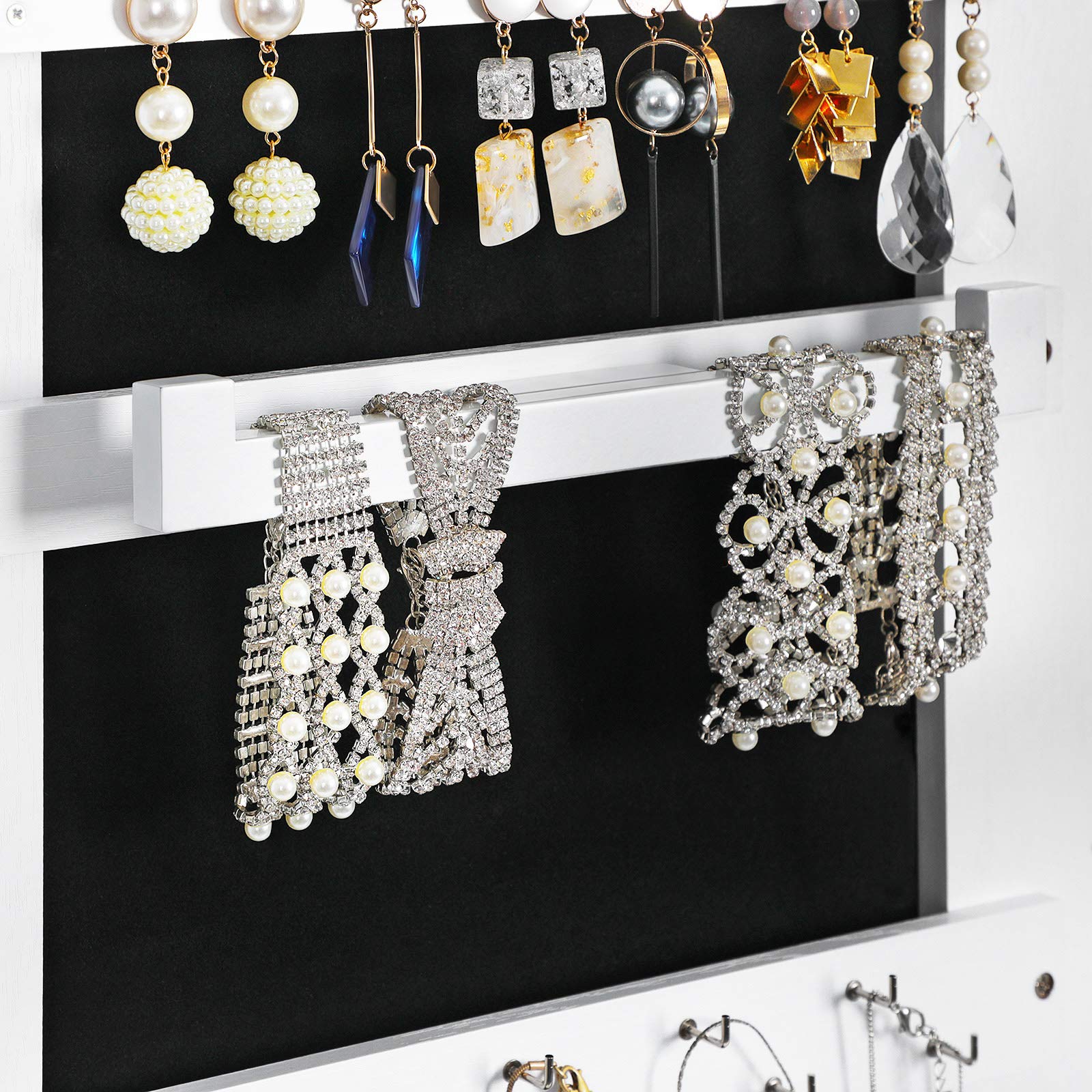 SONGMICS Espejo Joyero, Armario para Joyas, Armario Joyero Bloqueable, Espejo de Longitud Completa, Idea para Regalo, Montaje Sencillo, Superficie Blanca y Forro Negro JJC69WT