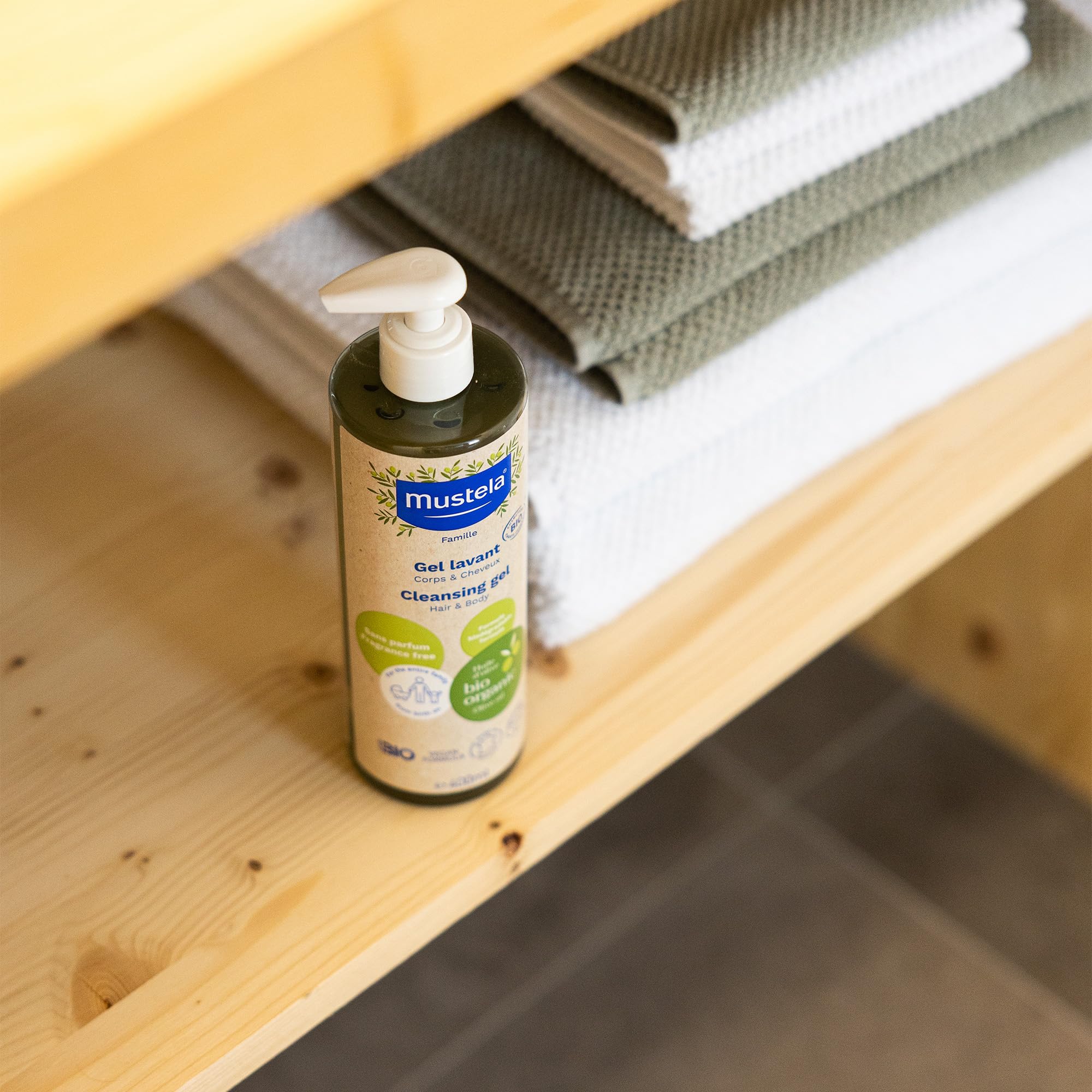 Mustela Gel Detergente Bio Vegano Con Olio di Oliva, Aloe Vera e Glicerina, Corpo e Capelli, Neonati, Tutta la Famiglia - Detersione Delicata Senza Seccare, 99% Ingredienti di Origine Naturale (400ml)