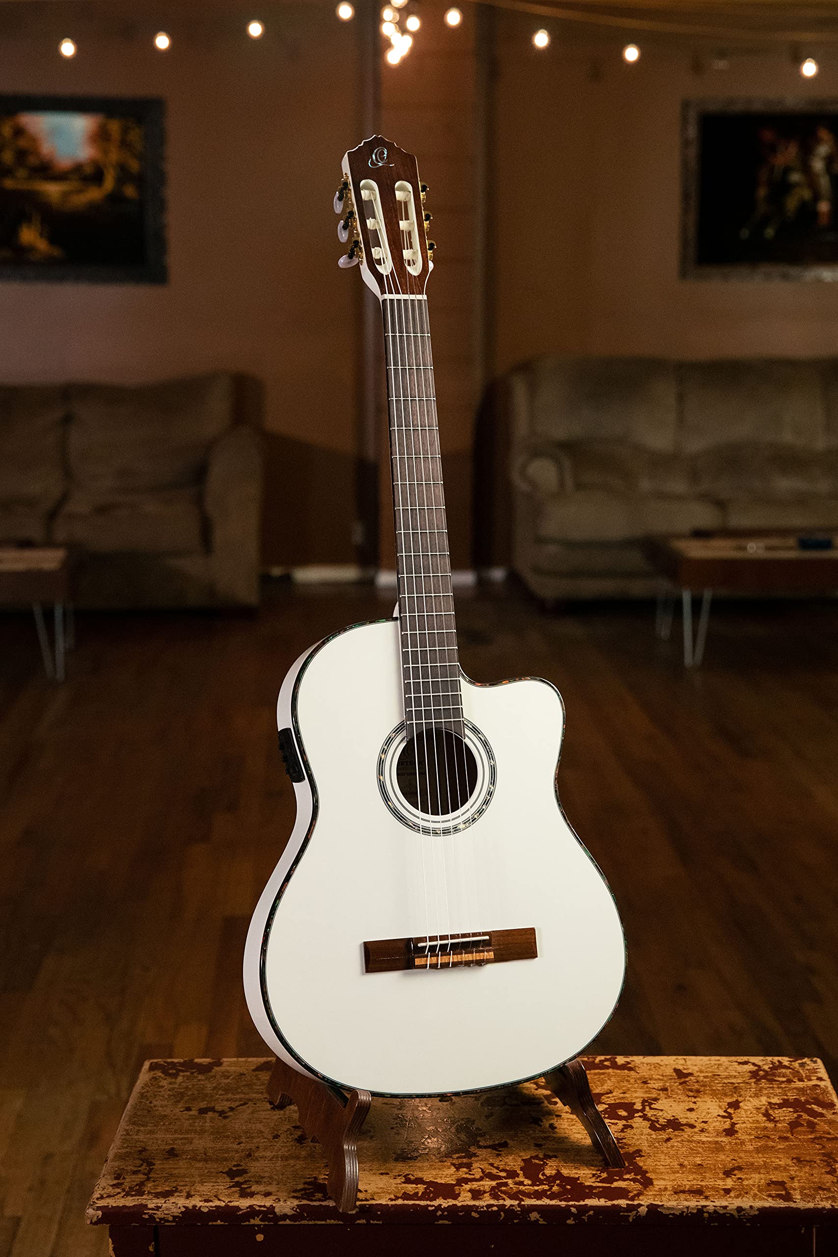 Ortega Guitars Guitare Classique Électro-Acoustique – 4/4, Slim Neck, Format Thinline – Family Series Pro – Housse Incluse – Épicéa Engelmann Massif / Acajou, Blanc (RCE145WH)