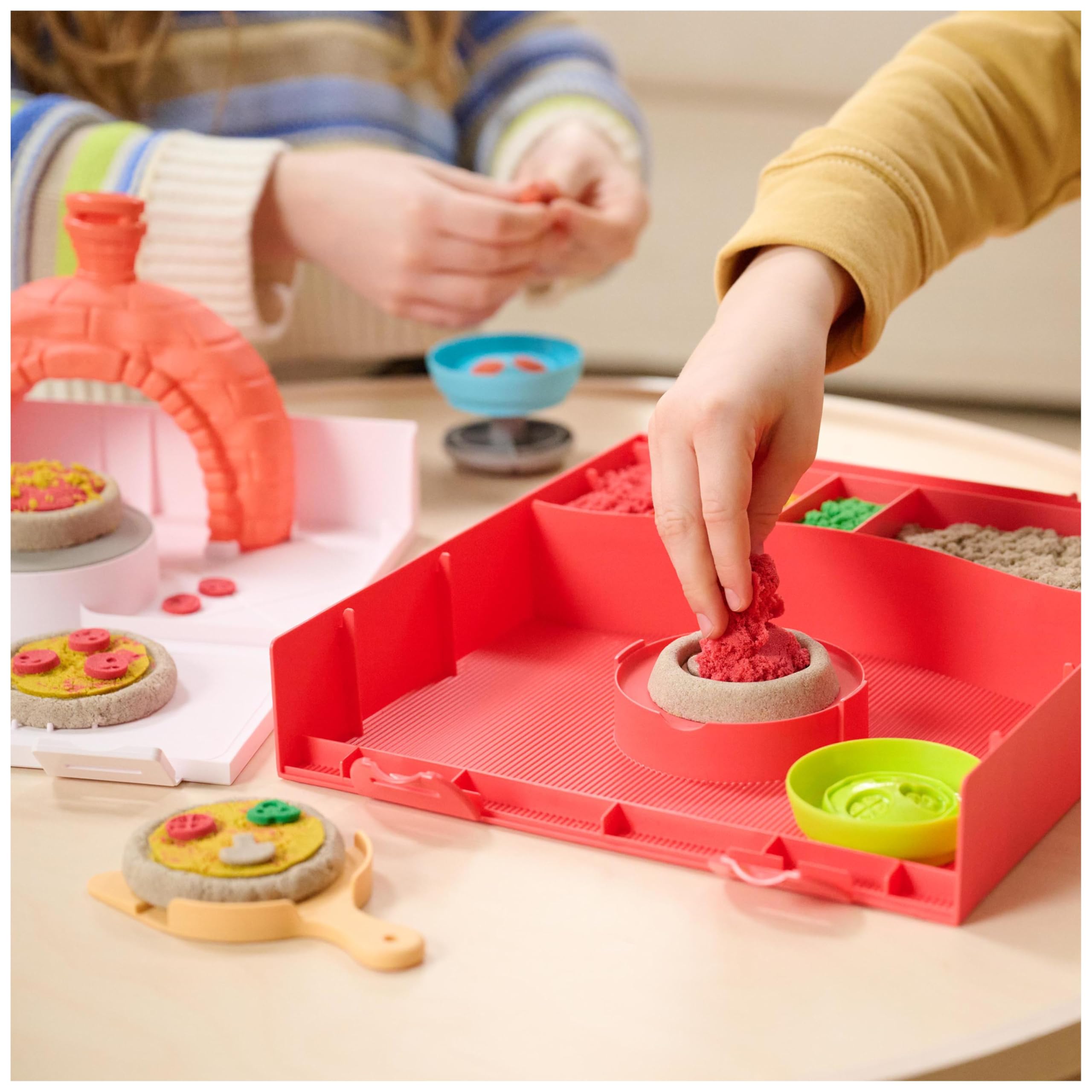 Kinetic Sand Sable Magique - Atelier À Pizza Magique 453 G + 2 Accessoires - Sculptez à l'Infini ce Sable Coloré comme de la Pâte à Modeler - Jouet Sensoriel - Jouet Enfant 5 Ans Et +