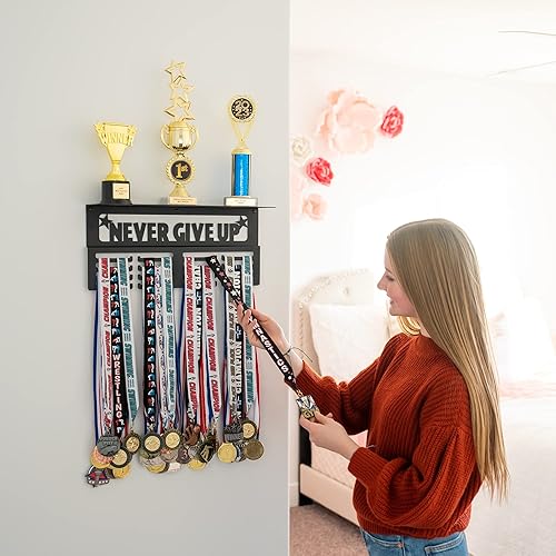 Miniatura 2 de AGATHOS HOME Percha de medallas con estante para trofeos, estante de premios de metal para paredes con capacidad para más de 64 medallas deportivas,