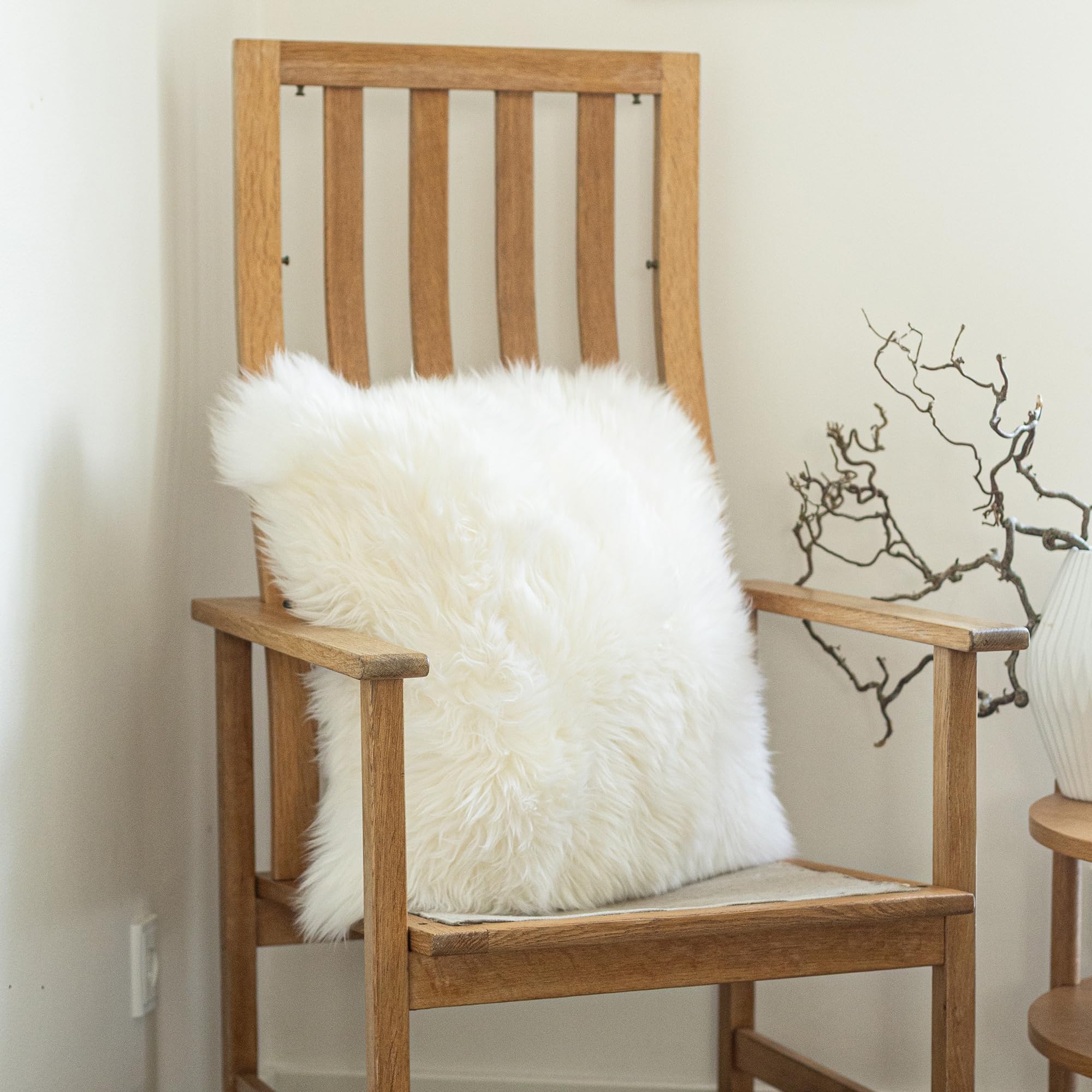Nordic Sheep Housse de Coussin en Peau de Mouton 50x50cm, Blanc | Peau de mouton véritable, douce et moelleuse, parfaite pour canapé et lit, plusieurs couleurs