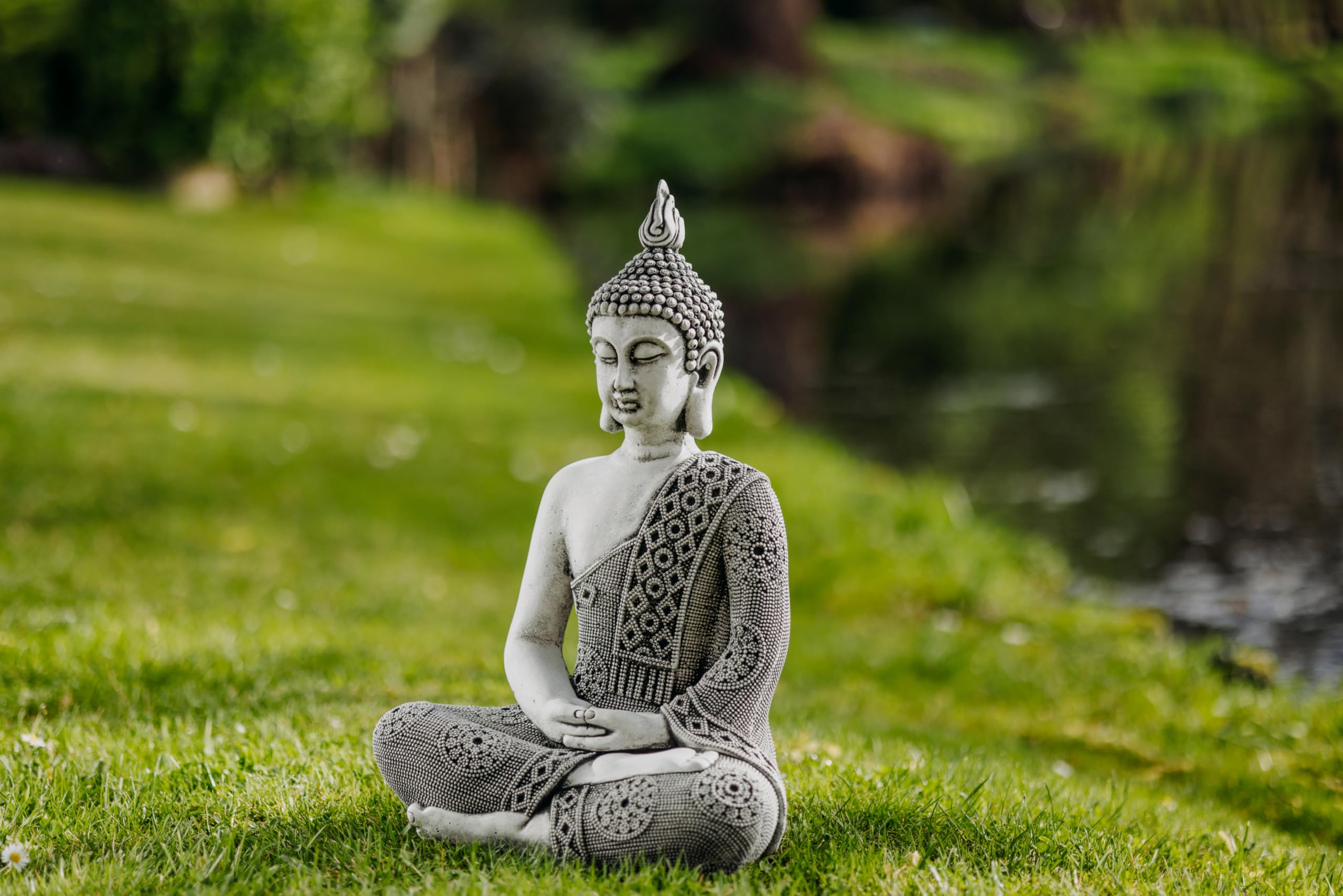 gartendekoparadies.de Statue de Bouddha thaïlandaise pour jardin, en pierre artificielle, 49 cm de hauteur, 16 kg, résistante au gel (Noir)