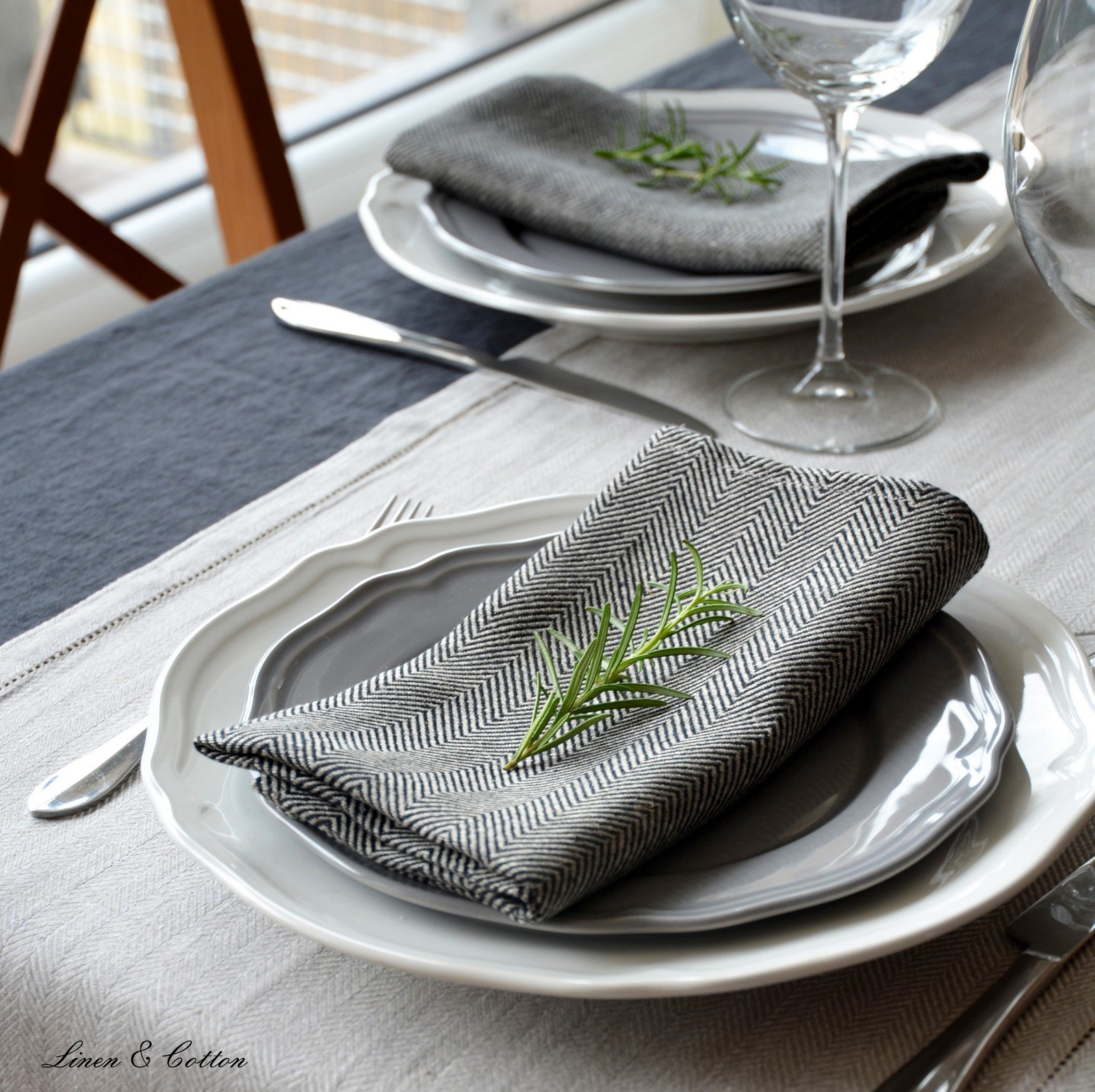 Linen & Cotton Lusso Set di 4 Tovaglioli da Tavola Oska in Tessuto - 100% Lino, Nero Beige (47 x 47 cm) Tovaglioli di Stoffa Decorazione della Tovaglia Tavolo da Pranzo per Feste Compleanno Banchetto