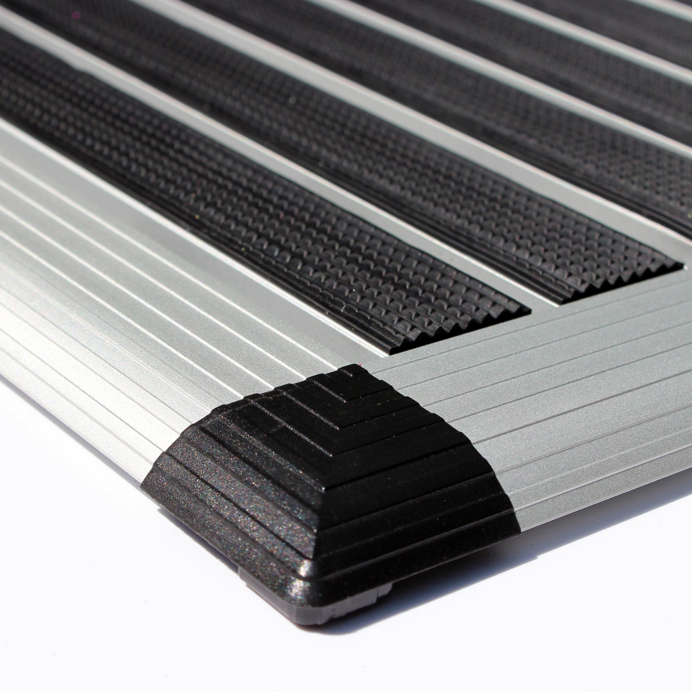 Ultralux strapazierfähige Aluminium-Schmutzfangmatte, rutschfest, langlebige Kratzmatte, wetterfest, rostfrei, Außenbereich-Entwässerungsmatte 40 x 60cm, Metall-Schmutzbarriere in Silber & Schwarz