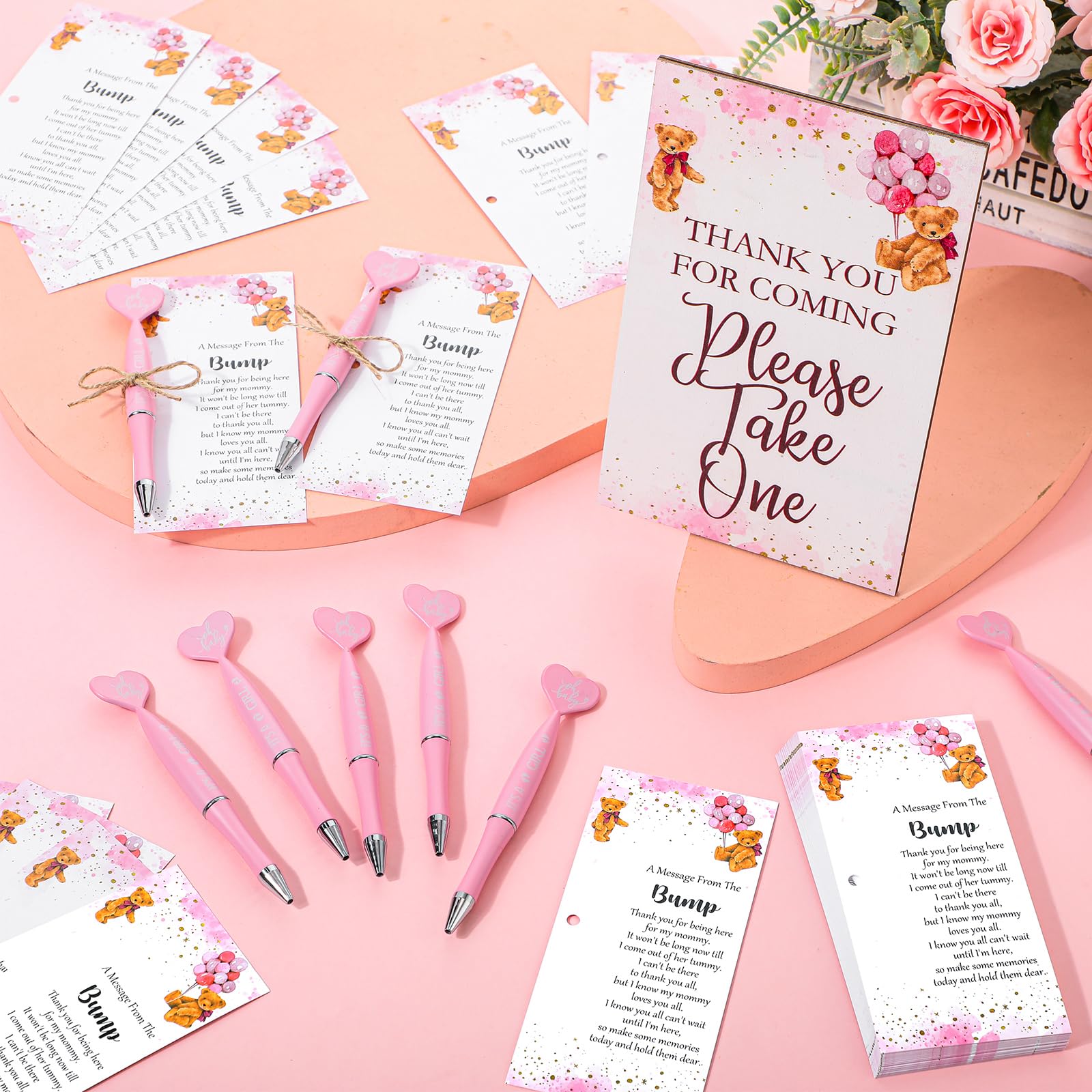 Qeeenar Juego de 50 recuerdos de baby shower para invitados, 1 letrero de agradecimiento por venir, 50 bolígrafos en forma de corazón, 50 tarjetas de agradecimiento con cordel para baby shower (niña,