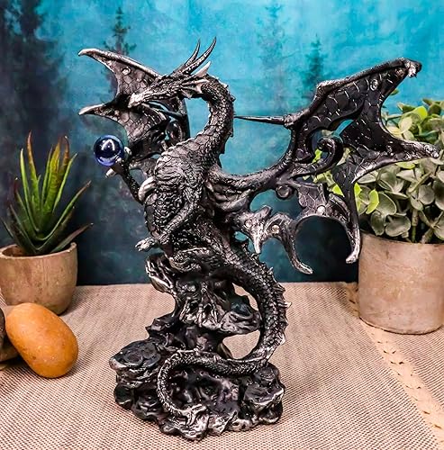 Miniatura 8 de Ebros Draco Fantasy Dragón gótico con estatua de orbe azul, 8 pulgadas de alto, decoración del hogar de la Tierra de los Dragones, escultura de