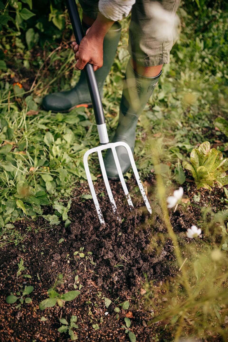 Fiskars Horca de jardín para suelos duros y pedregosos, Con 4 púas, Longitud: 120 cm, Púas de acero de calidad/Mango de plástico reforzado con fibra de vidrio, Negro/Naranja, Xact, 1070716