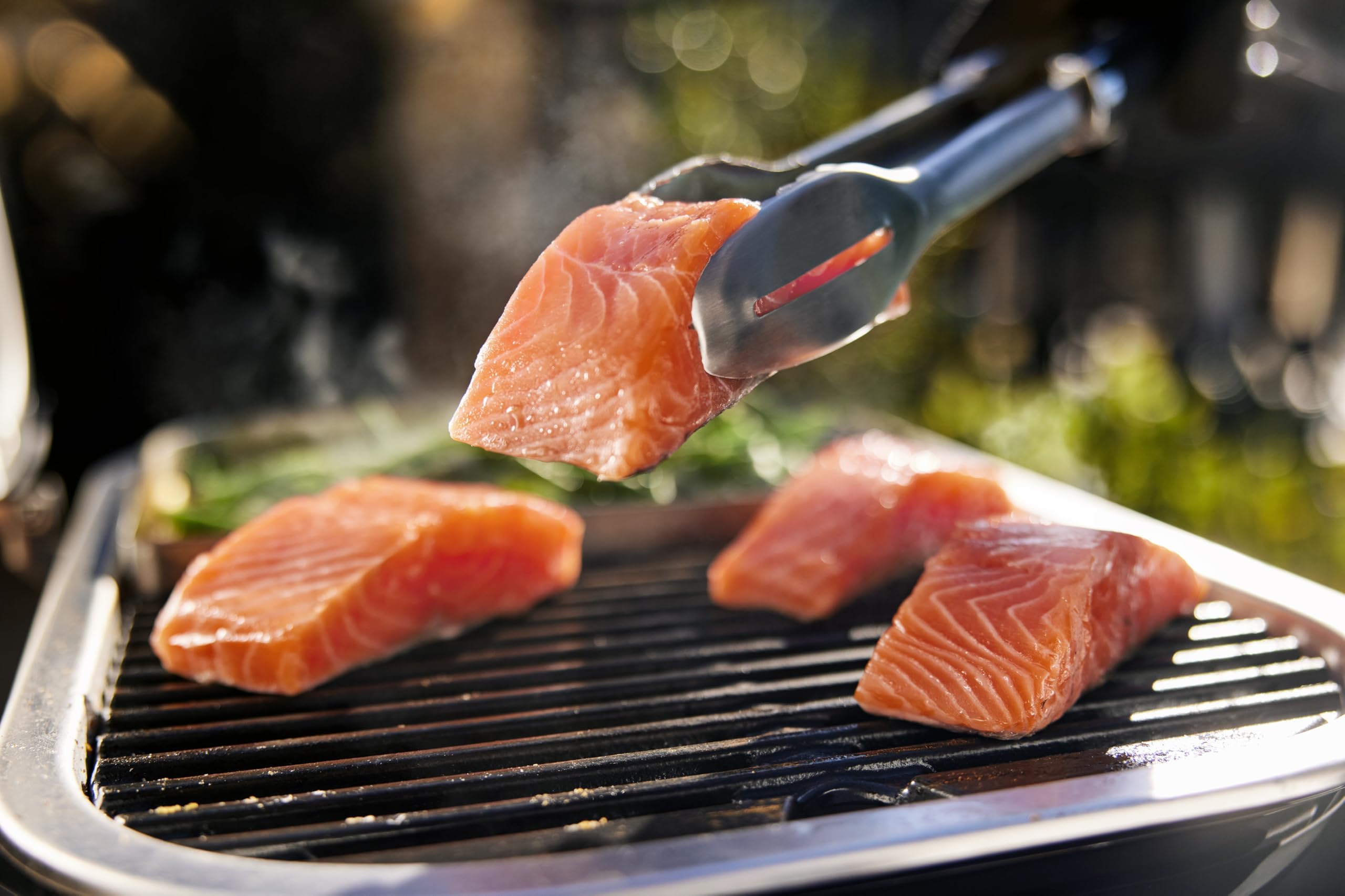 Weber Lumin Kompakt Tragbarer Elektrogrill, Heizt bis 315°C, mit Deckelthermometer, porzellanemaillierten Gusseisenrosten, 43 x 32 cm Grillfläche, schwarz (1502012)