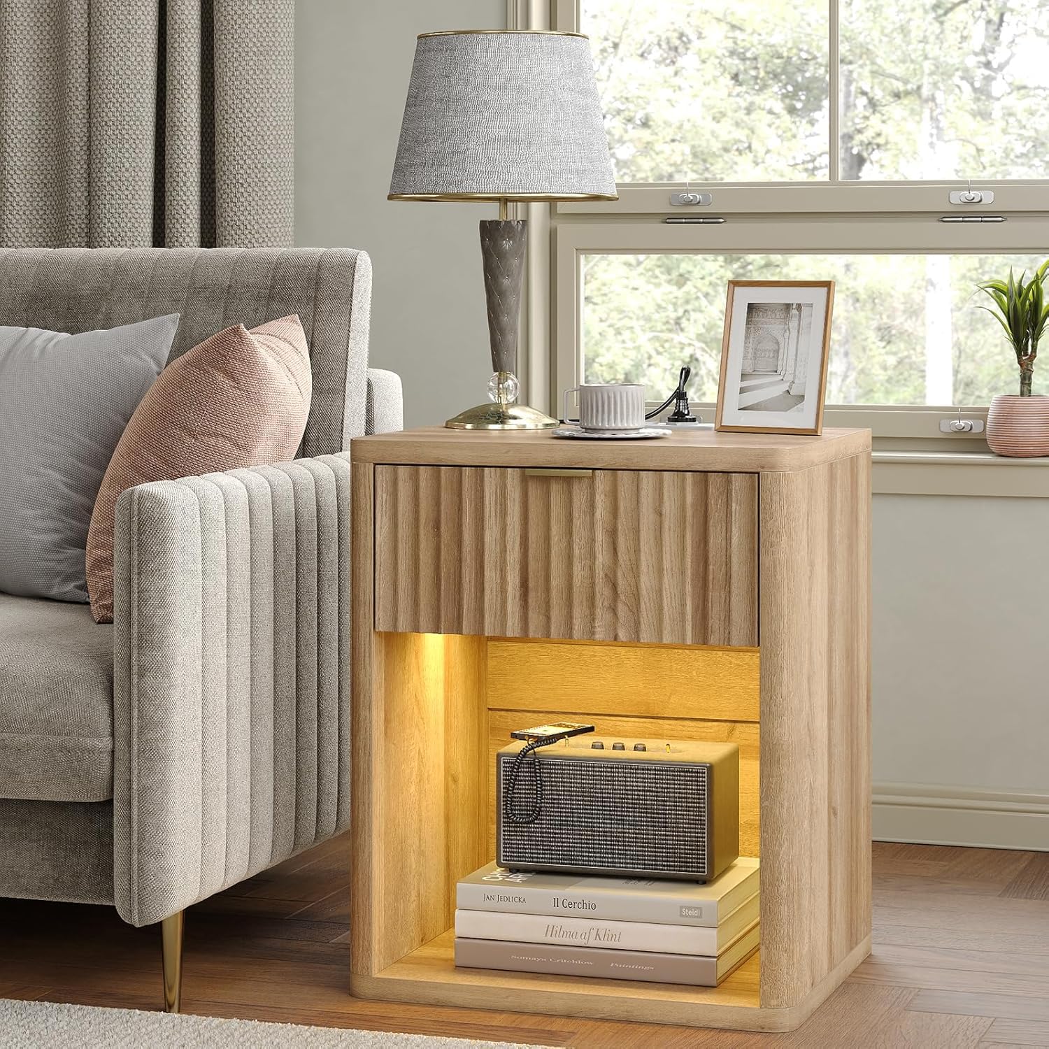 FUSOU Mesa de noche con iluminación LED y enchufes/USB, mesa de noche estrecha con cajón, armario alto con gran espacio de almacenamiento para espacios pequeños, mesa auxiliar para dormitorio
