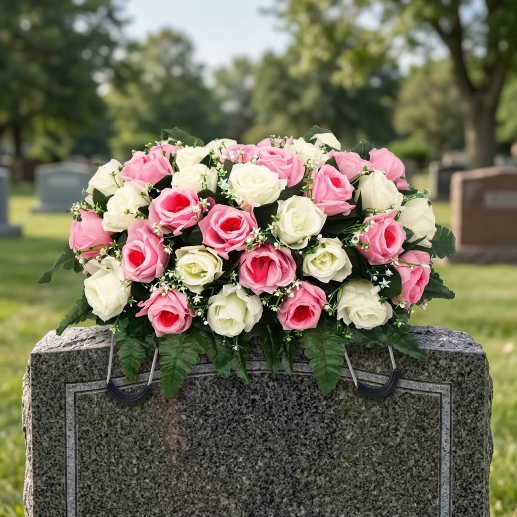 Comebachome Headstone Flower Saddle, Artificial Headstone Flowers with 34 Realistic Roses for Grave Decor, Adjustable & Long-Lasting Memorial Floral Arrangement, Uso al aire libre