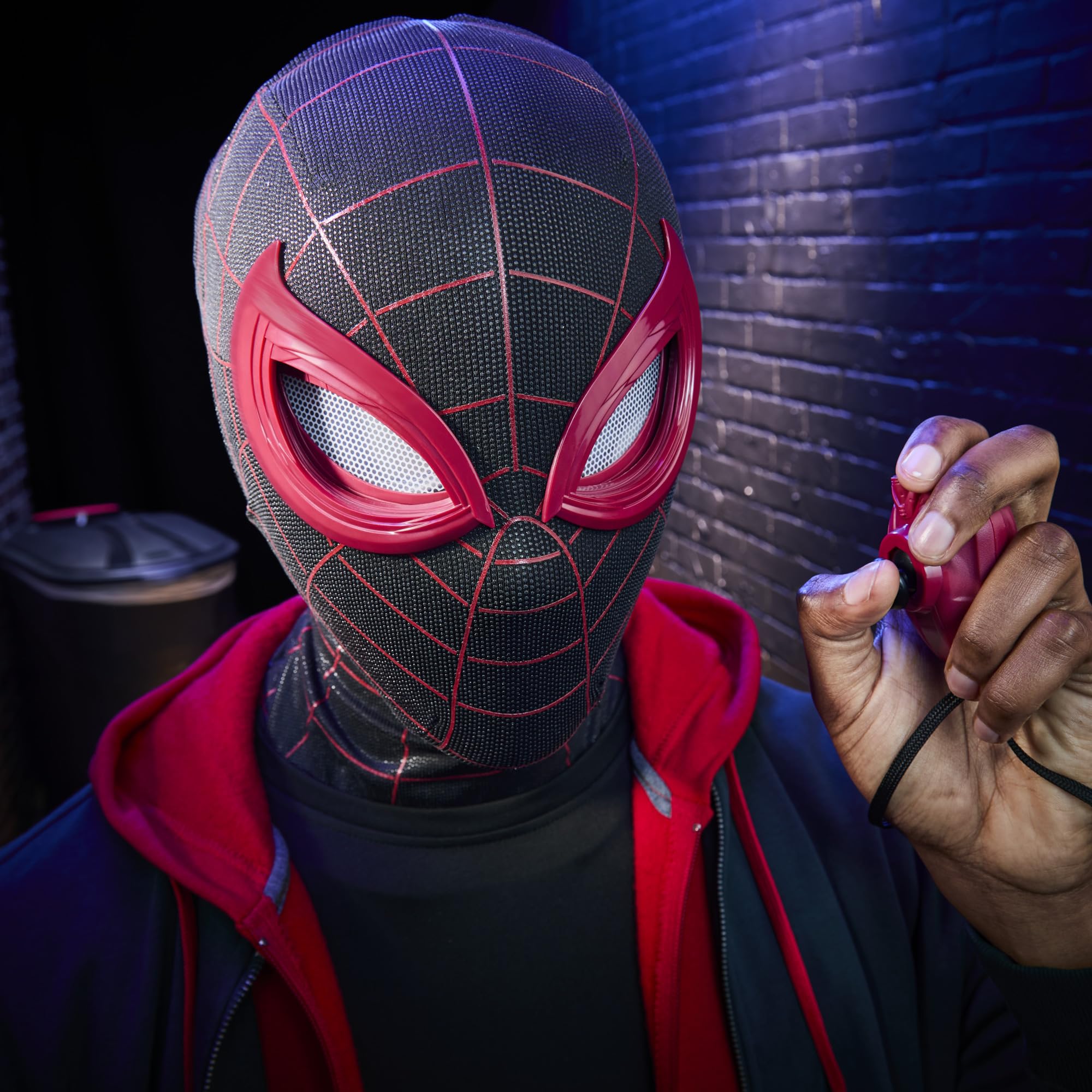 Hasbro Marvel Legends Series, Spider-Man: Miles Morales, maschera espressiva elettronica, articolo premium interattivo per roleplay per adulti