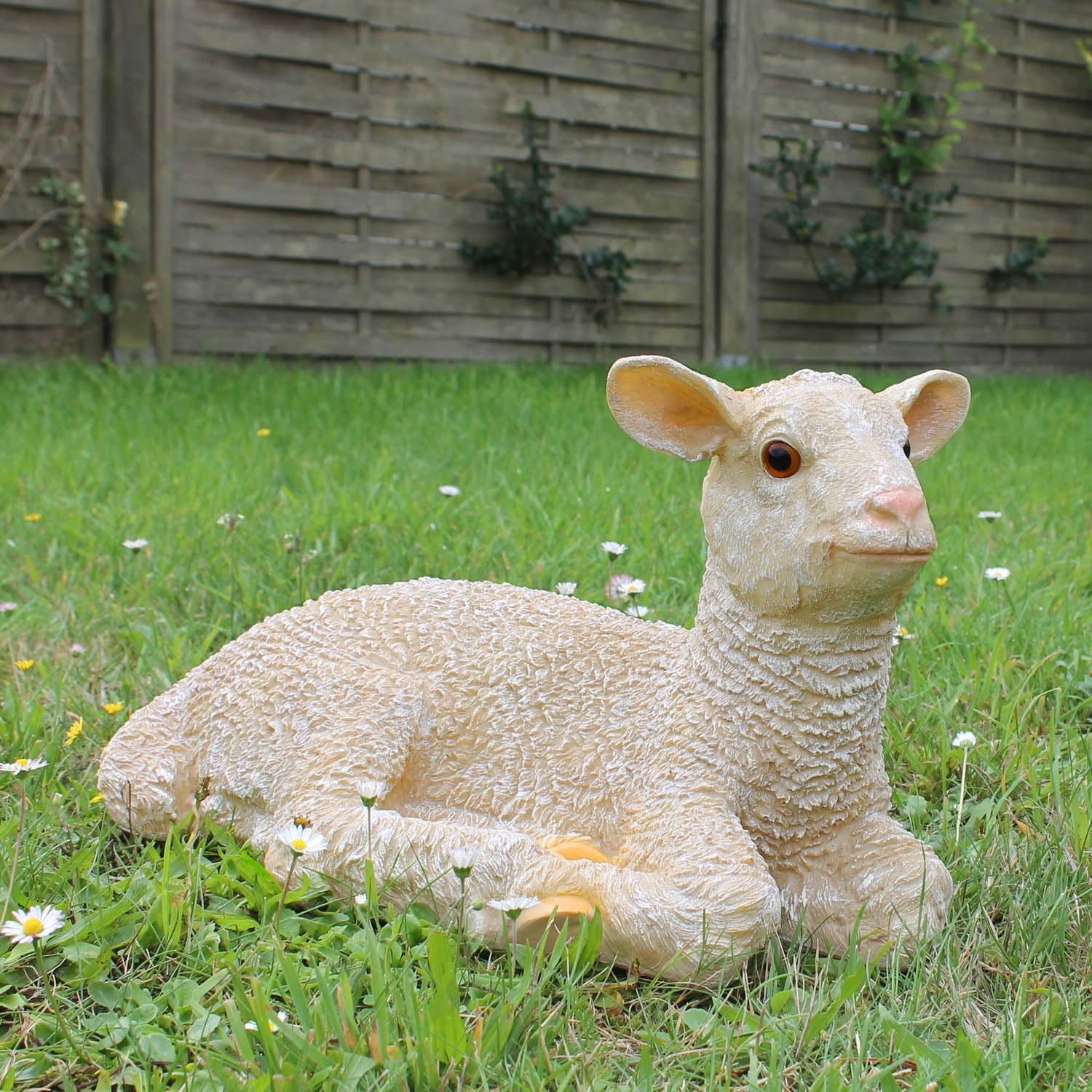 colourliving Schaf Figur Lamm Nancy liegend – detailreiche Dekofigur aus Polyresin – handbemalte Gartenfigur wetterfest – naturgetreue Deko für Haus, Garten & Krippe