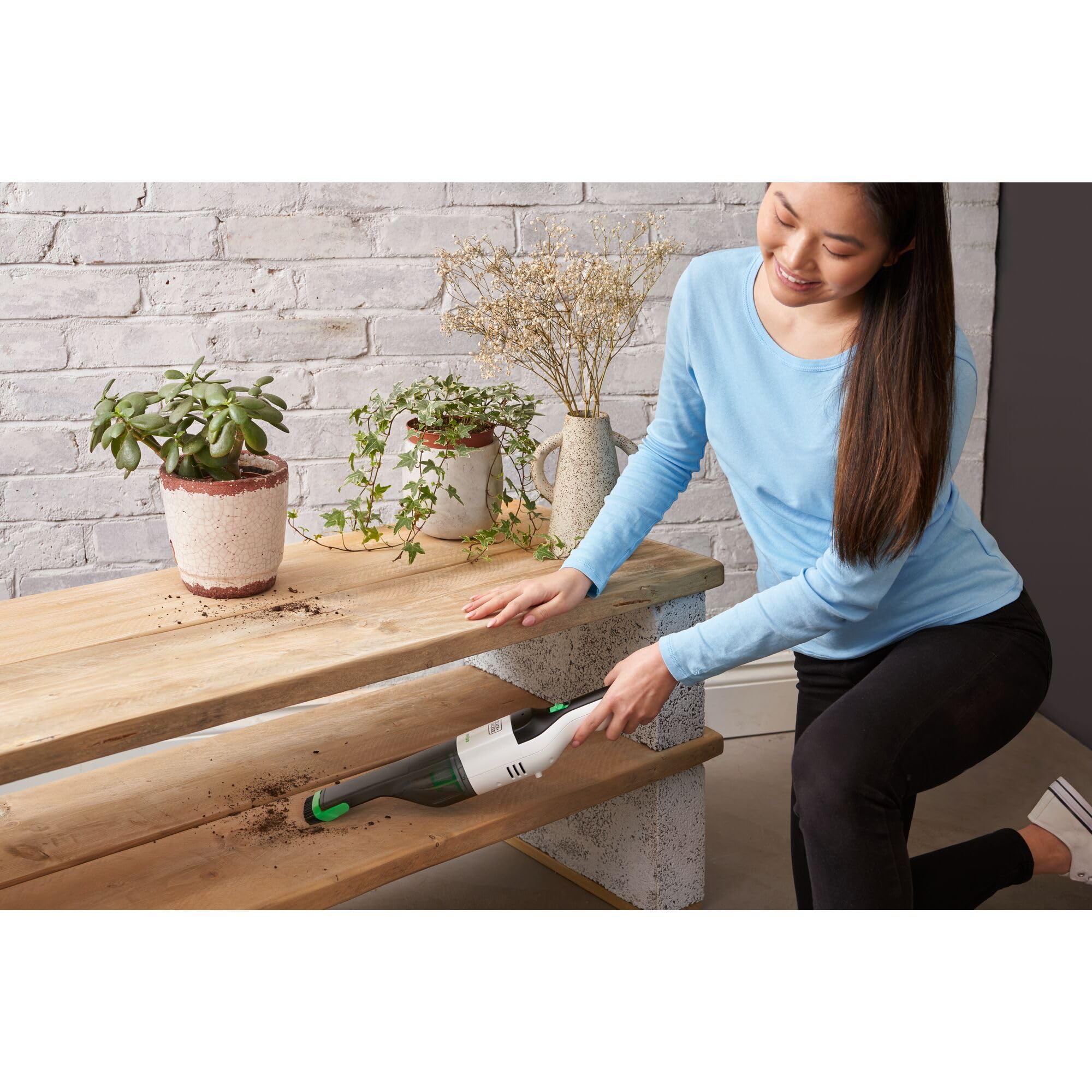 Black+Decker REVHV8CA-QW Aspirabriciole Manuale REVIVA 7.2 V, Bianco e Verde