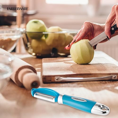 Miniatura 6 de Farberware Euro Peeler, un esencial de cocina para pelar rápida y fácilmente productos, chocolate, quesos y más, cuenta con agujero para colgar para