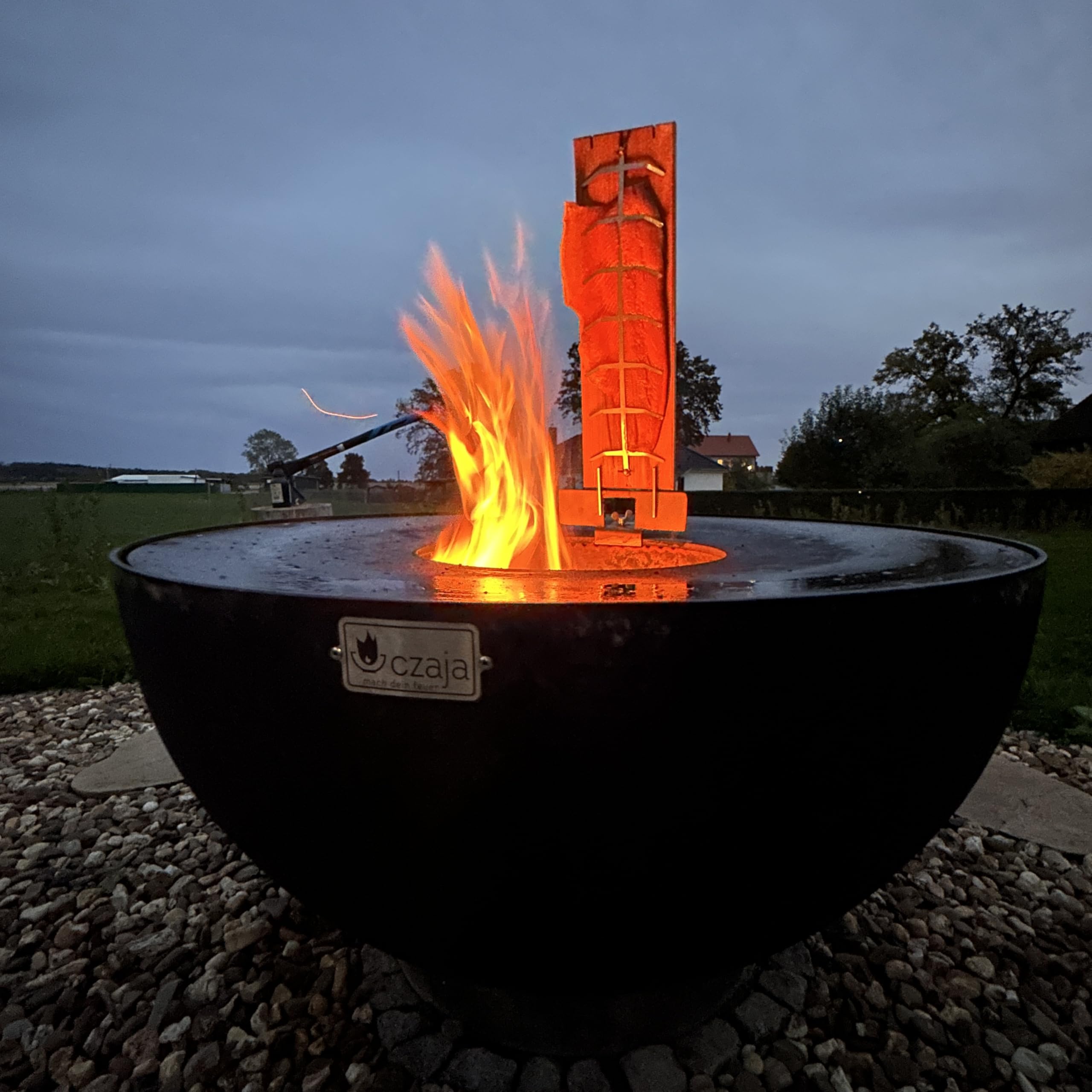 Czaja® Flammlachsbrett 2er Set für Feuerschale und Kugelgrill | Hergestellt in Deutschand | Nutzbar von Allen Seiten für höhere Lebensdauer | Flammlachsbretter aus Buche mit Edelstahl Halterung