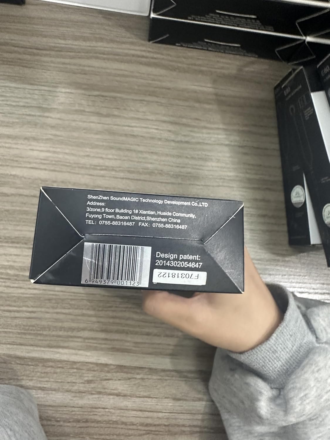 SoundMAGIC E80 accessories including various ear tips, cable clip, and carrying case