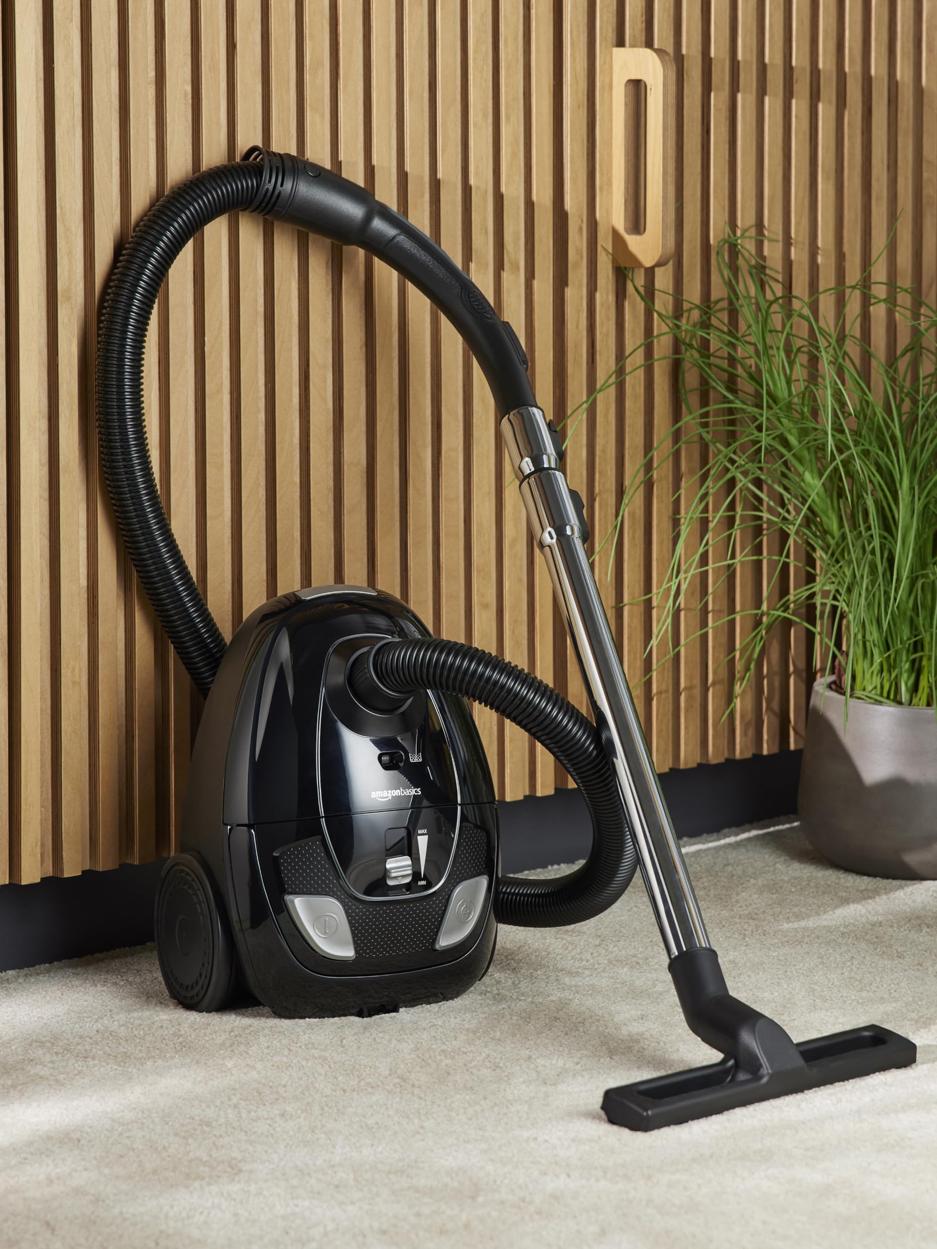 Amazon Basics Potente aspirador con bolsa, para suelos duros y alfombras, filtro HEPA, compacto y ligero, 700 W, 1,5 l (UE), Negro