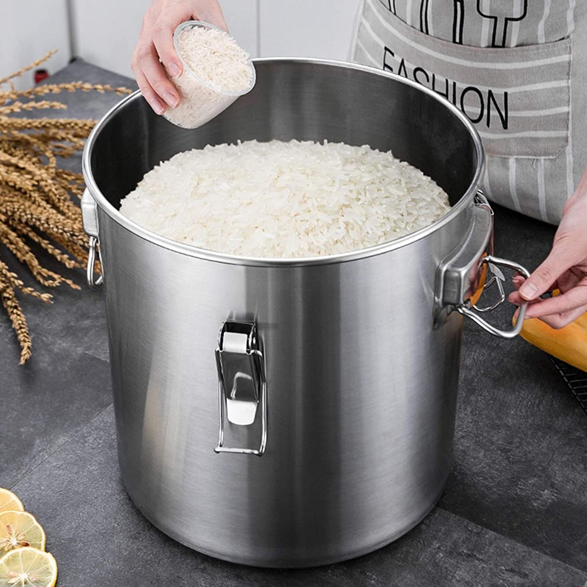 Générique Boîte hermétique en Acier Inoxydable pour Conserver Les Aliments – Boîte Polyvalente de 105 L pour Sucre, Farine, thé, Biscuits, épices et Aliments pour Animaux – Design Robuste et épais