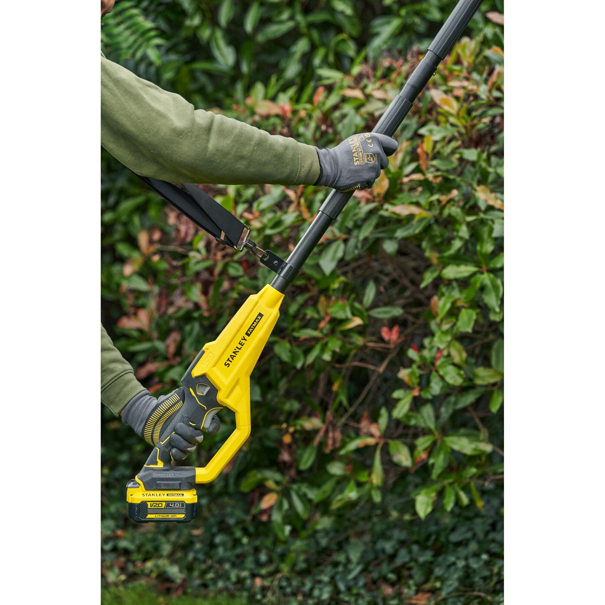 Sierra de pértiga brushless 18V STANLEY FATMAX V20 20cm con batería de 4Ah y cargador, SFMCPS720M1-QW