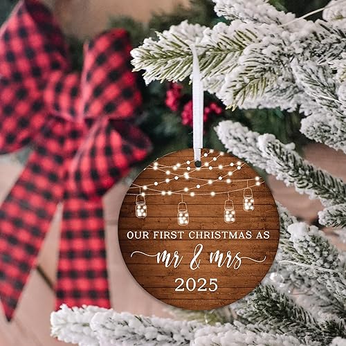 Vista 25 de Adorno de boda con texto en inglés «Our First Christmas Married Ornament» 2024, regalo de boda para el señor y la señora, adorno de Navidad