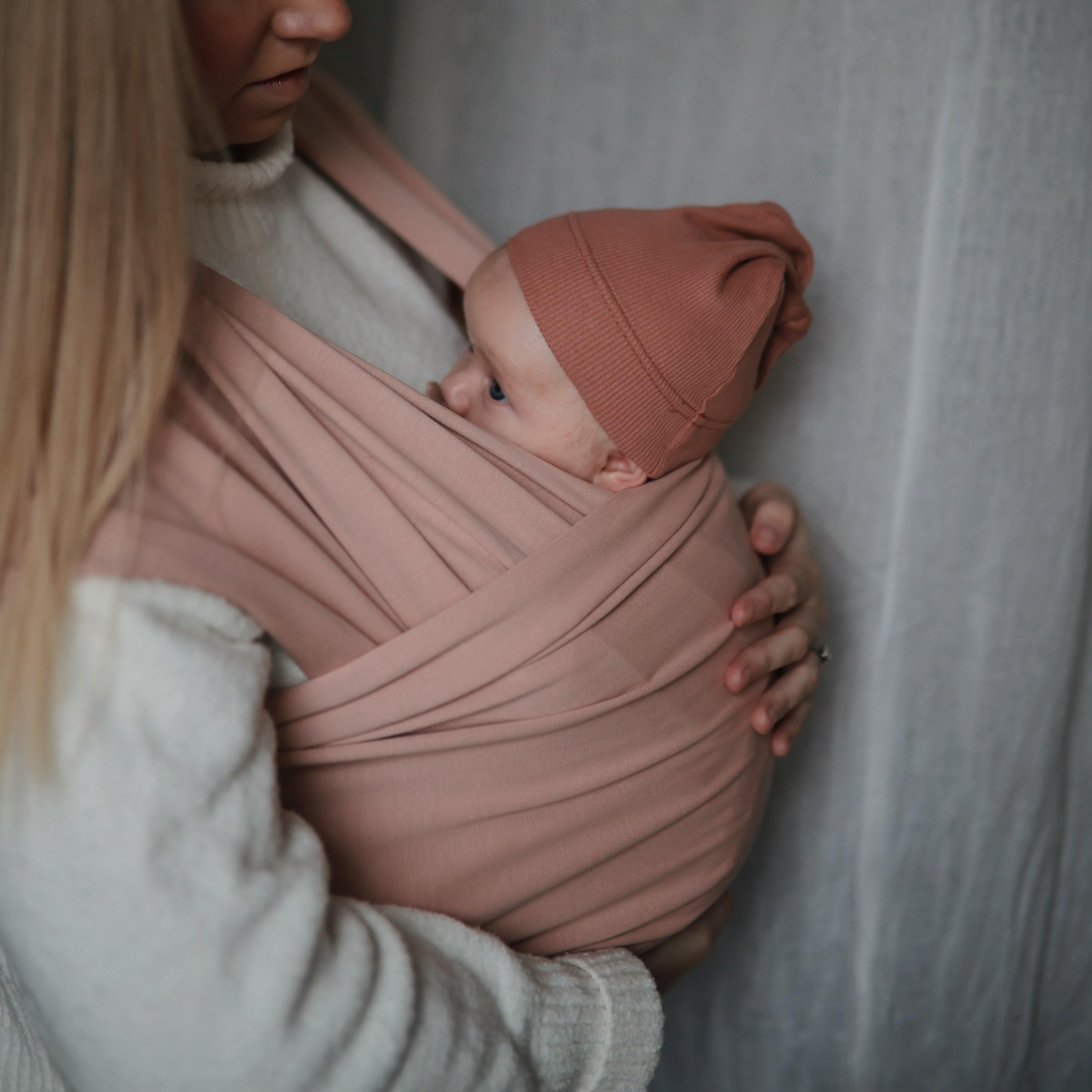 Mushie Tragetuch für Neugeborene & Babys | 100% Bio-Baumwolle | Mit einer integrierten Tasche | von 3,6-14,9 kg | Atmungsaktiv, um Überhitzung zu vermeiden | Blush
