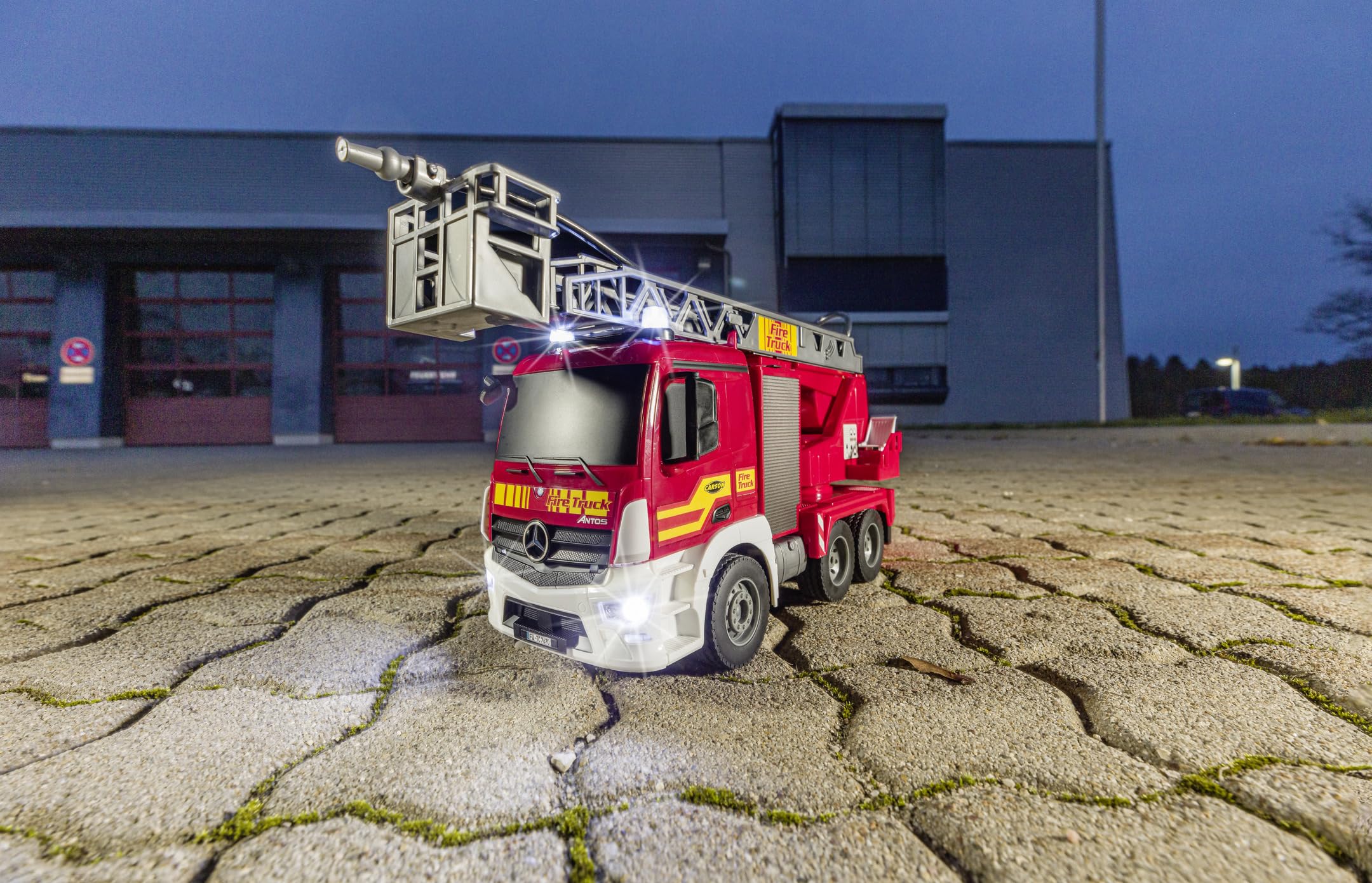 Carson 500907670 1:20 MB Pompiers avec échelle pivotante 100% RTR - Véhicule radiocommandé, Fonction Jet d'eau, Piles et radiocommande incluses, RC Pompiers