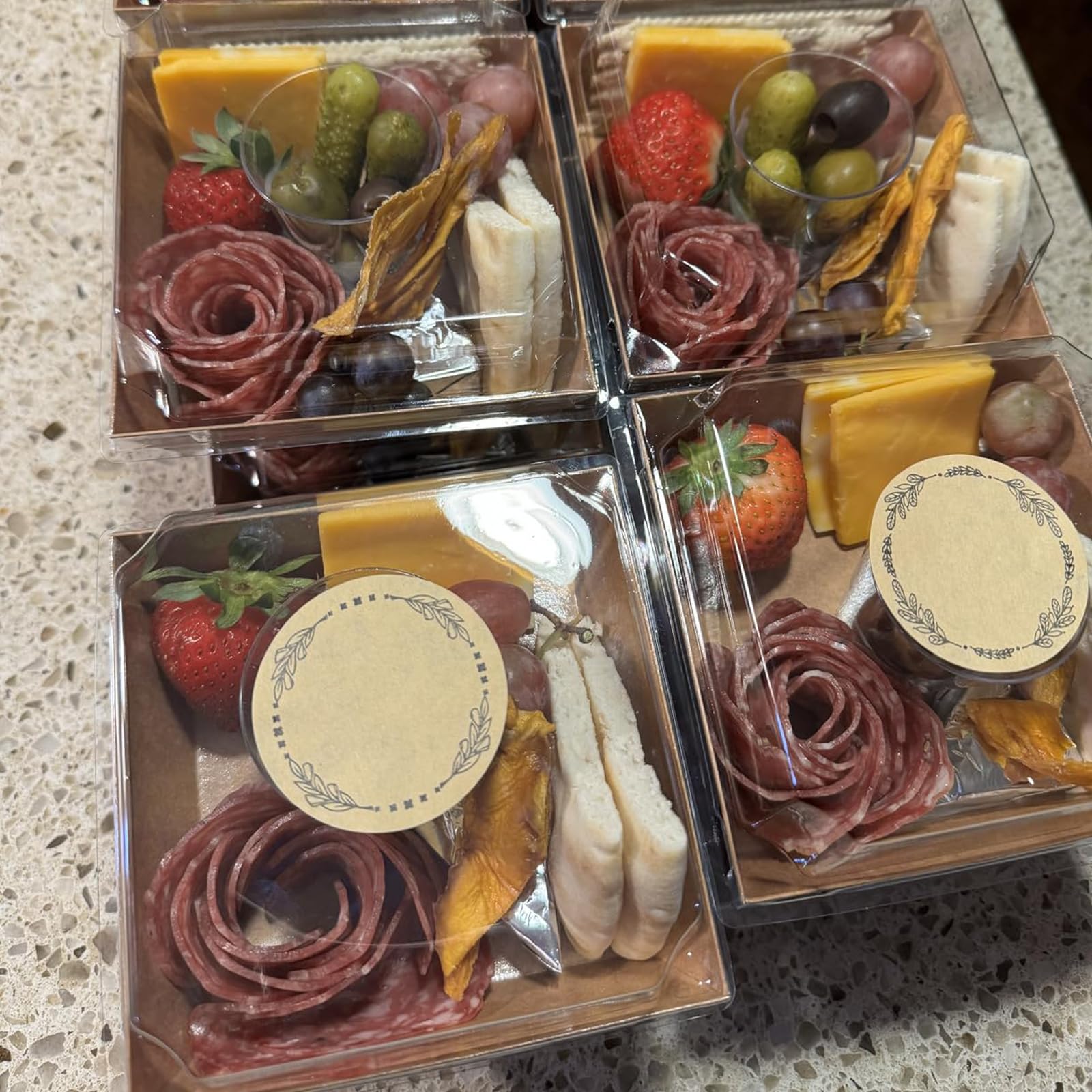 100 cajas cuadradas de papel kraft para tartas de 13,5 x 12,5 x 6 cm, con tapas transparentes de plástico, cajas de postre marrones para cupcakes, sándwiches, galletas