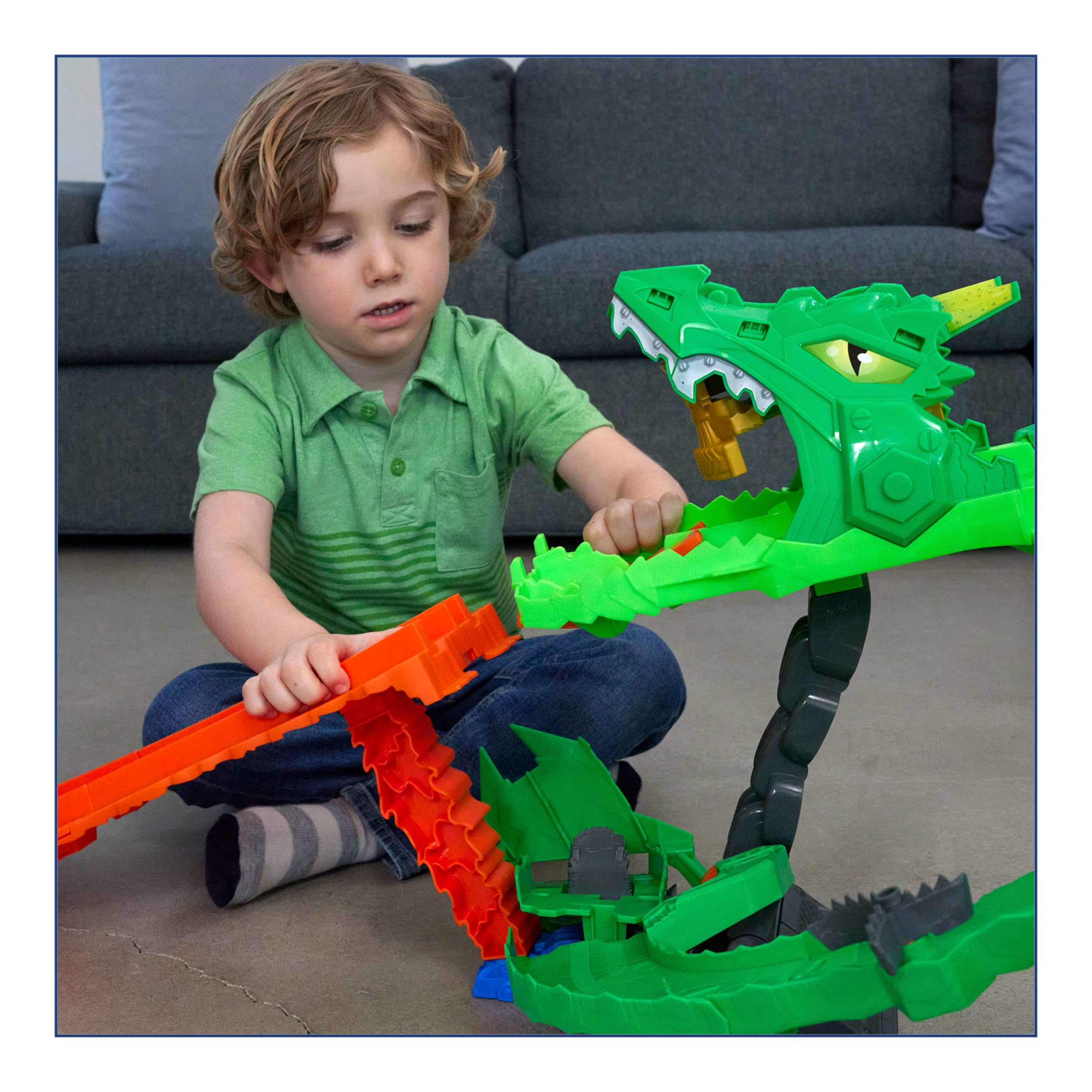 Hot Wheels Spielzeug Monster Trucks, Sharks vs. Dinos Drachenzerstörungs-Spielset mit riesigem Great Bite und Rageasaur im Maßstab 1:64, Rennspaß, um den Cyborg-Feind zu besiegen, JGB06