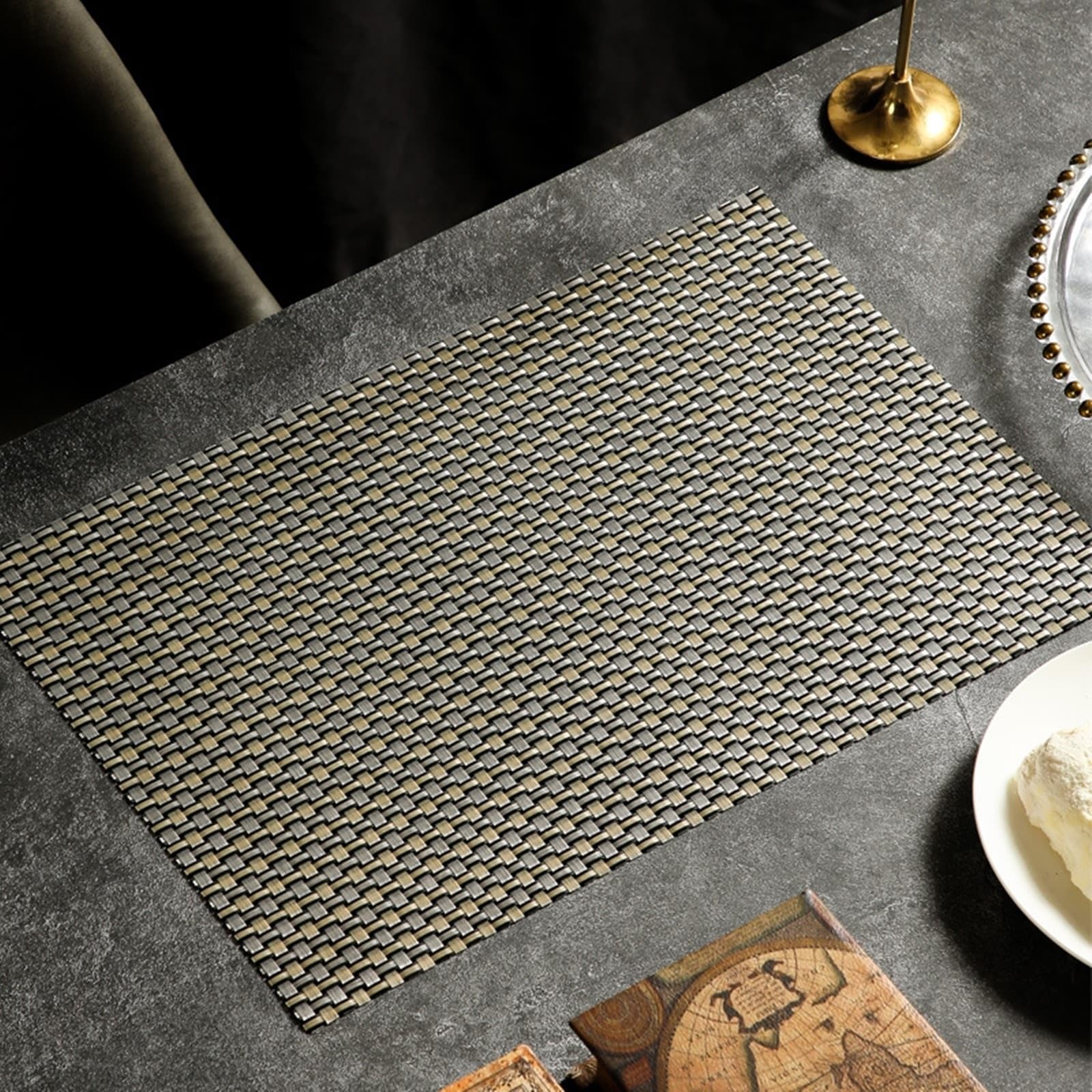 Set de table gris argenté et vert pour des repas chaleureux en salle à manger