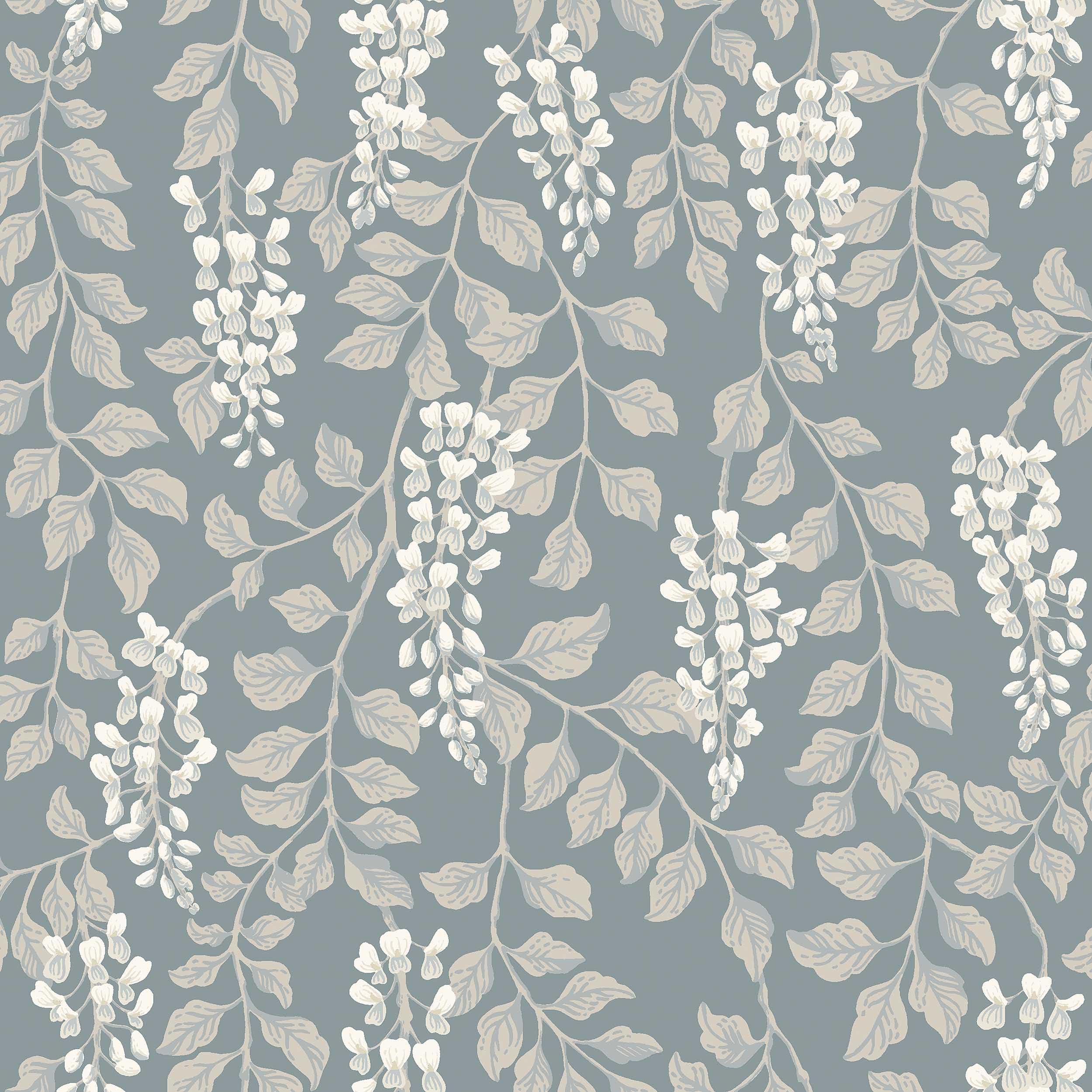 Papier peint fleurs blanches Orangeri Wisteria pour créer un salon style maison de campagne