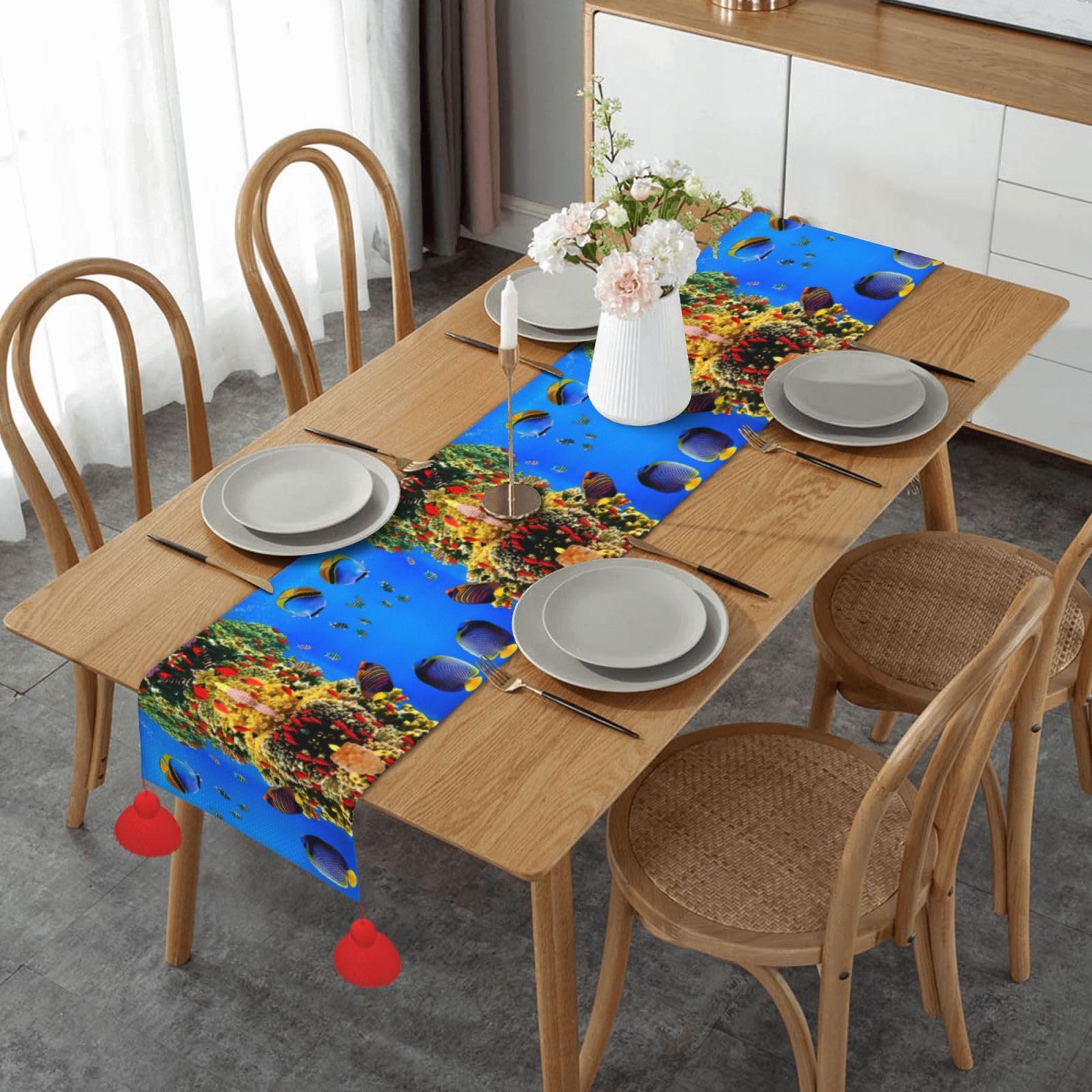 Chemin de table avec pompons macramé pour embellir une table de buffet terne