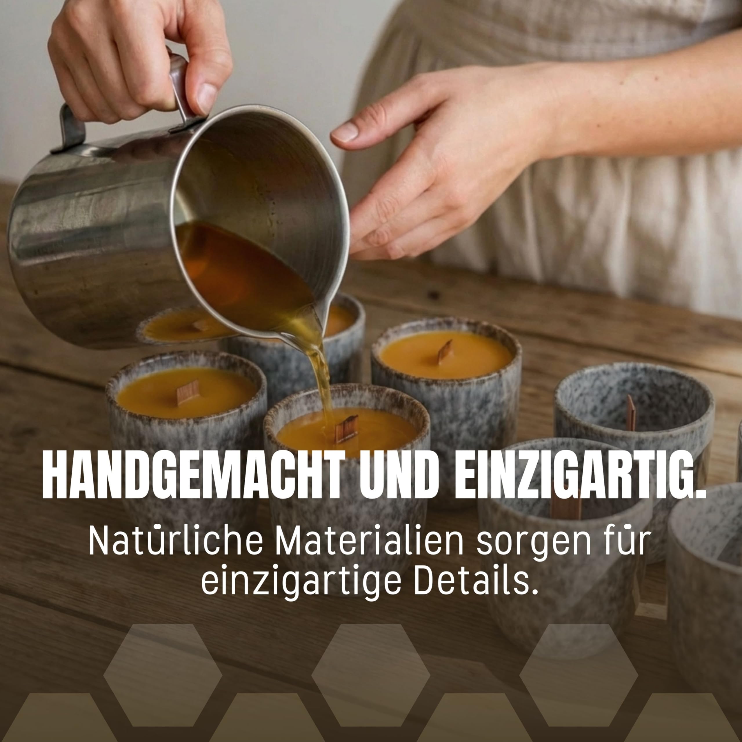 VOM REITER Bienenwachskerze im Keramikbecher mit Holzdocht – Knisterkerze aus 100% reinem Natur-Bienenwachs – 30 h Brenndauer – nachhaltige Geschenkidee (Steingrau)
