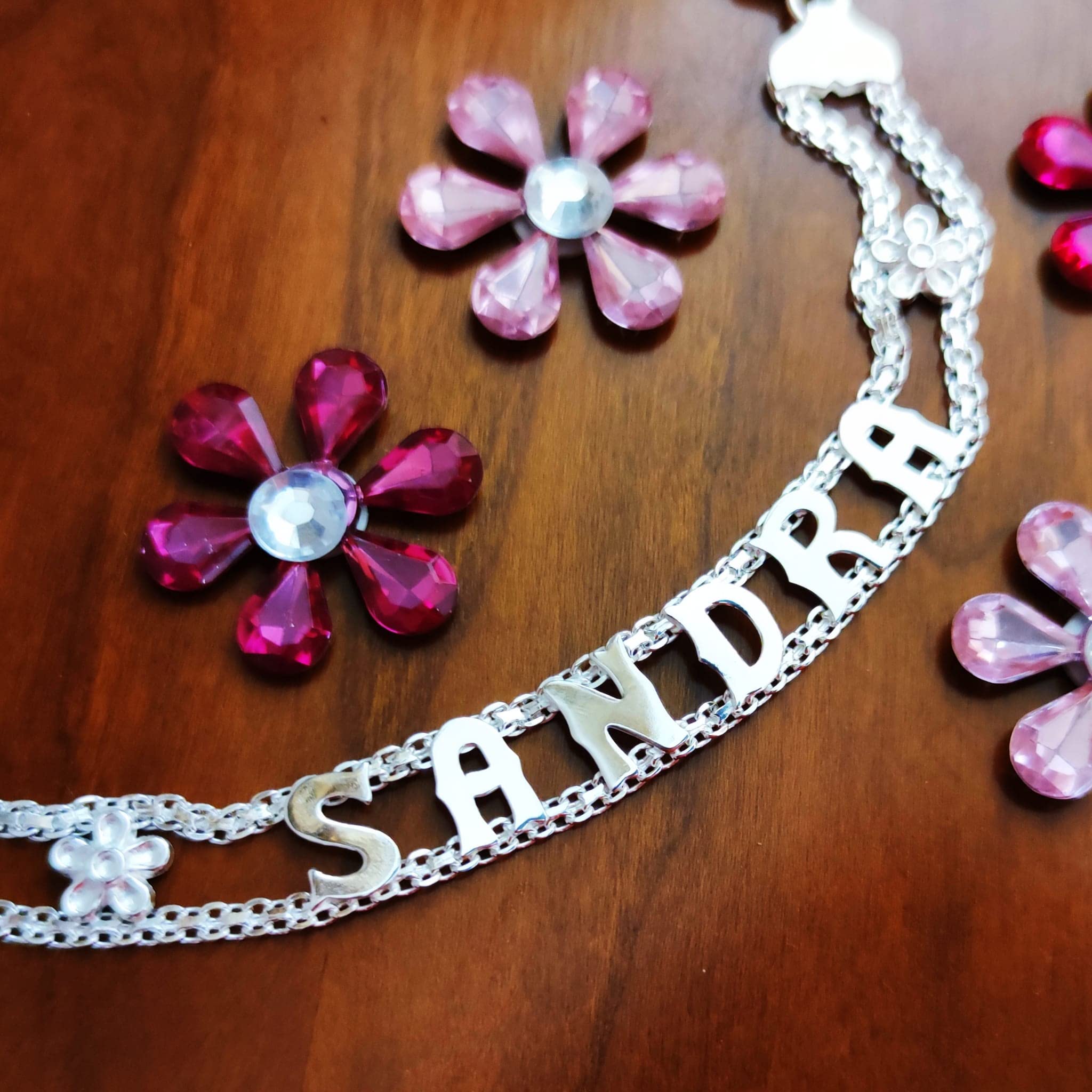 Braccialetto da donna con nome in argento Sterling, un gioiello prezioso che possiamo personalizzare con il nome o la parola che vogliate