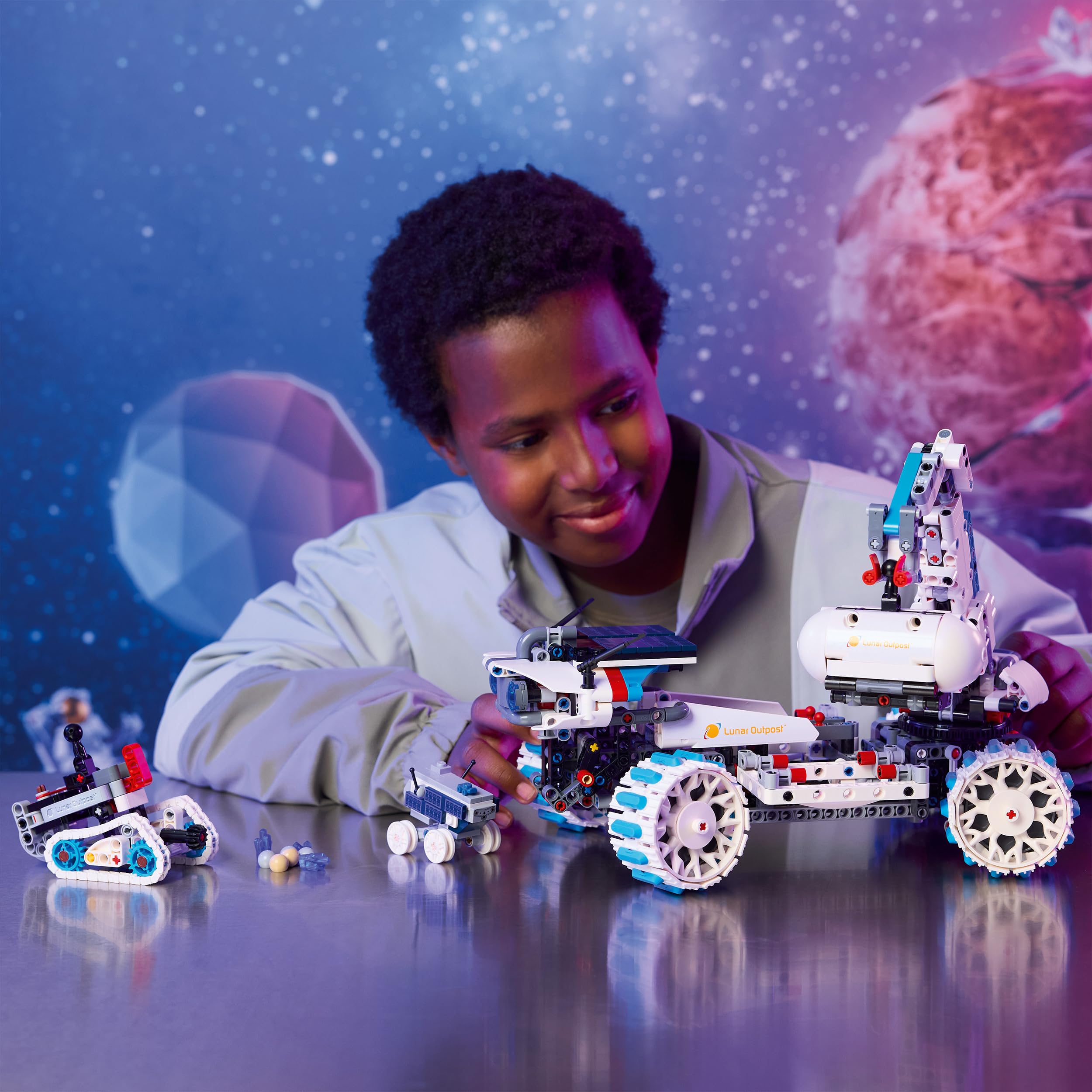 LEGO Technic Veicolo Spaziale Rover Lunare Lunar Outpost - Giocattolo Interattivo STEM con Braccio, Pannelli Solari e Modello di Robot - Regalo di Compleanno per Bambini e Bambine da 10 Anni - 42211