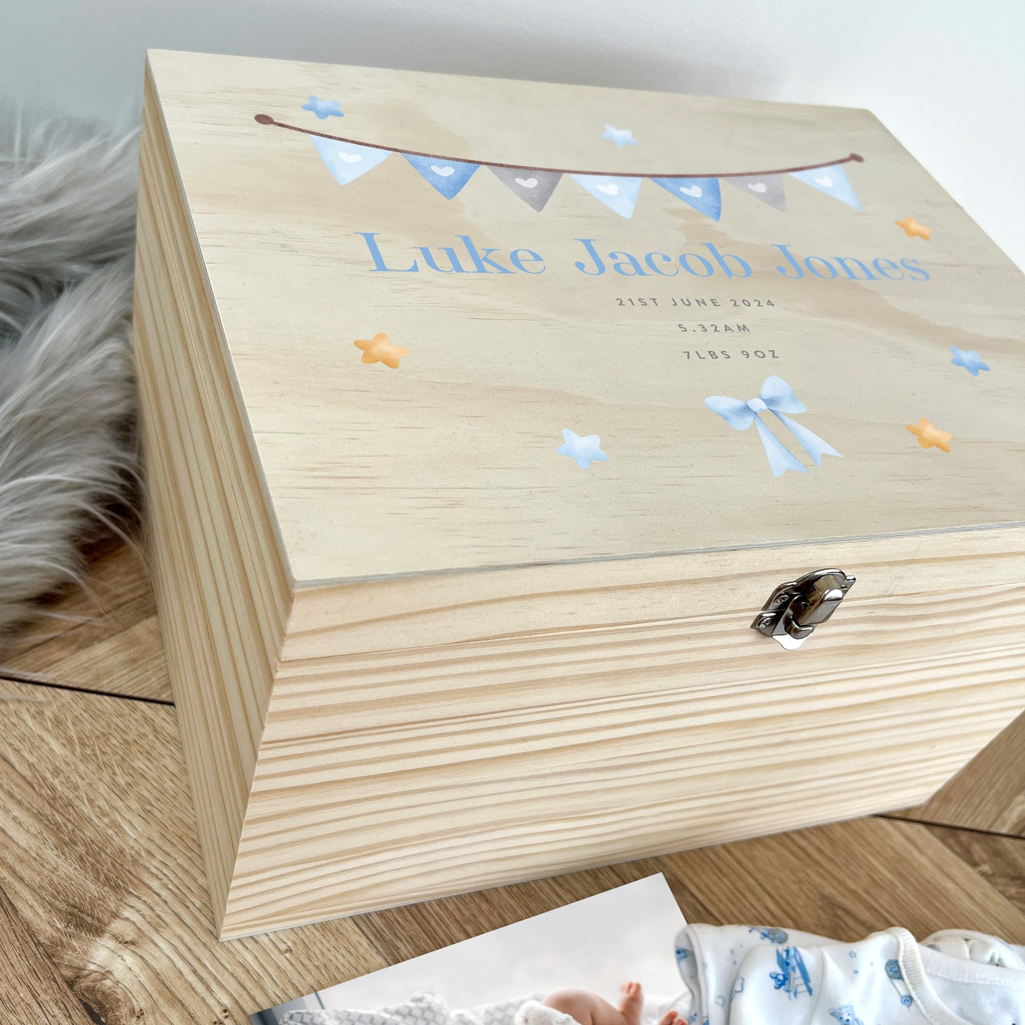 Scatola dei ricordi personalizzata con ghirlanda blu per neonati, scatola regalo per ricordi preziosi per neonati, nome e data personalizzati, scatola di pino con cerniere e chiusura in metallo, 30 cm