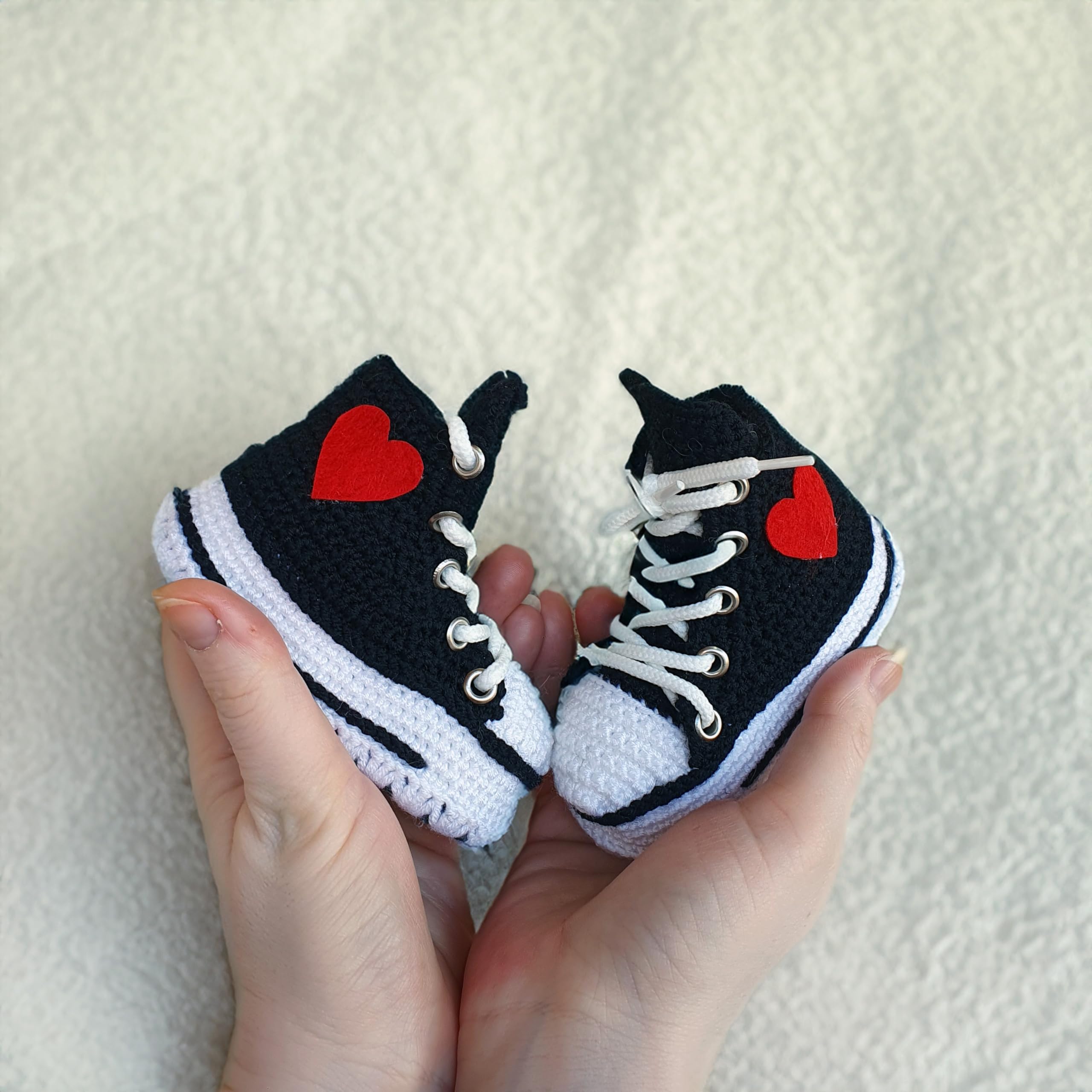 Handgemachte Häkel Baby Sneaker Booties Schwarz für Jungen und Mädchen, individuelle Strick-Socken-Schuhe, geschlechtsneutrales Geschenk für Babyparty, Geburtstag und Geburtsankündigung