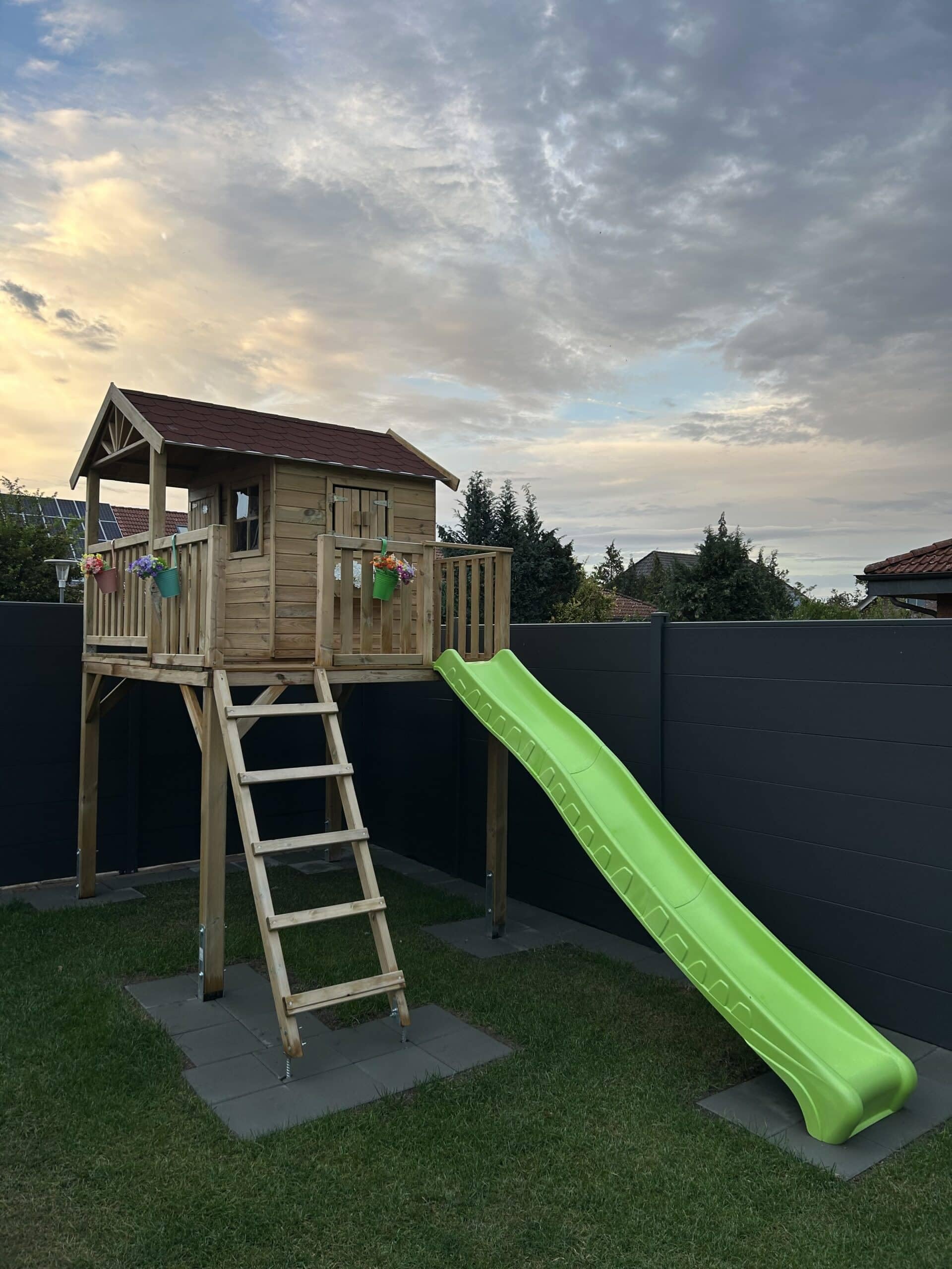 Prestige Garden Stelzenhaus Funny XXL Grün 285 x 188 x 303 cm, Kesseldruckimprägniertes Garten Spielhaus mit Rutsche, Veranda und Balkon, Fingerklemmschutz, Stabiles Holz Spielgerät für Kinder, 0 x...