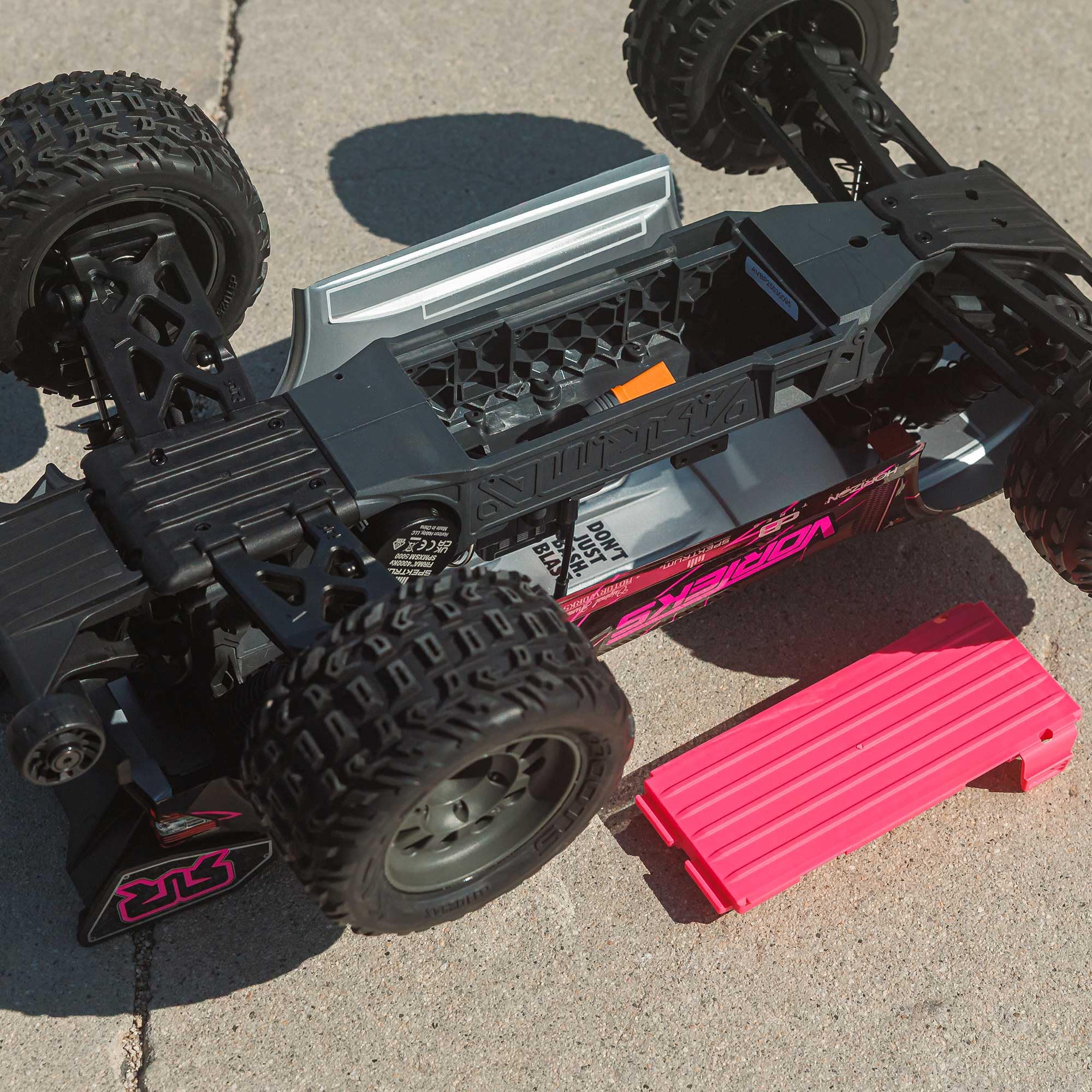 ARRMA Camión RC 1/10 VORTEKS 223S DSC 2WD RTR Camión Estadio sin escobillas, Rosa, (batería Lipo y Cargador no incluidos) ARA3505T3