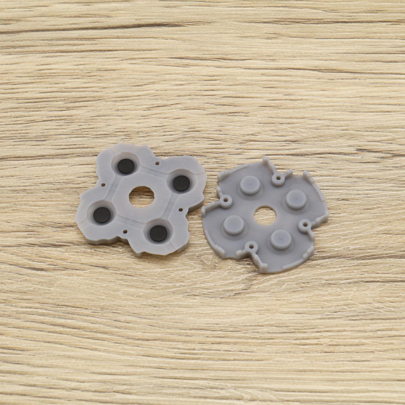 The Lord of the Tools Juego de 2 almohadillas de silicona conductoras para botón de mando L1R1, pieza de repuesto compatible con controlador PS5, color gris
