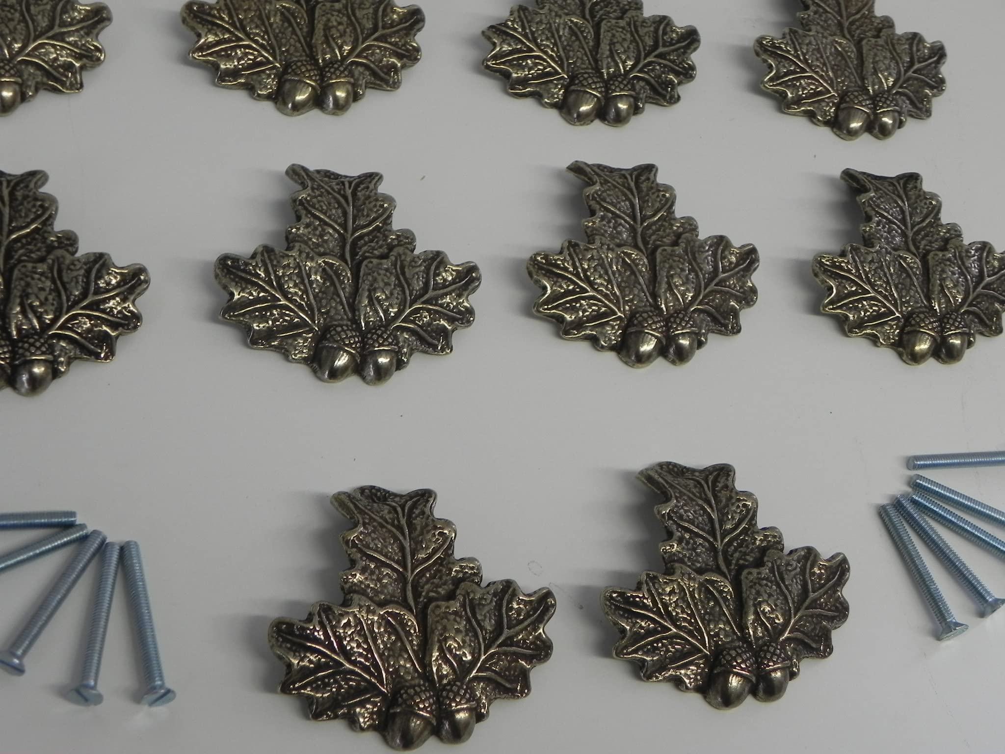 10 unidades de hojas de roble, decoración pequeña con rosca y tornillo para armas cuñas.